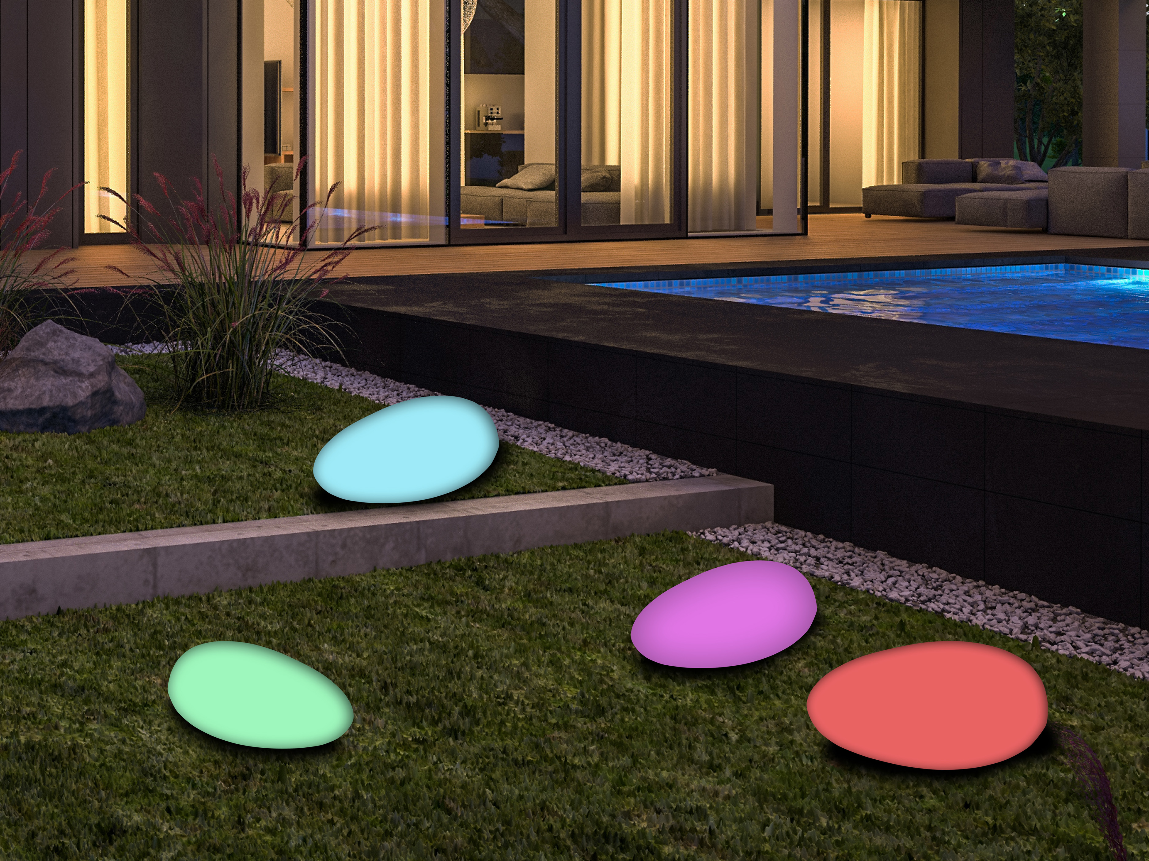 Esterno di una casa moderna di notte con piscina, prato con luci a forma di uovo e luci interne.