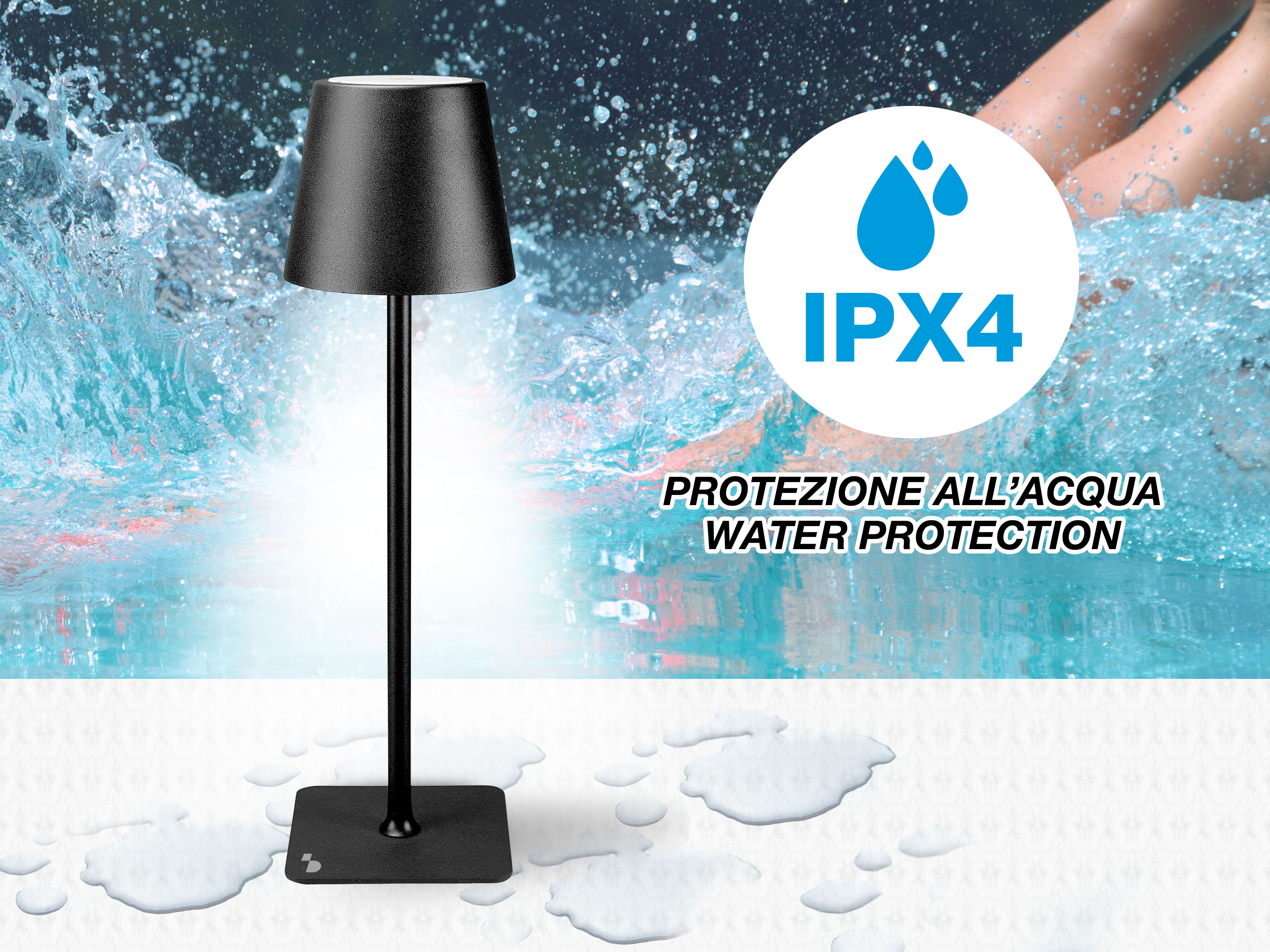 Una lampada nera su una superficie bianca con gocce d'acqua. Lo sfondo mostra acqua con schizzi e un logo di protezione dall'acqua.