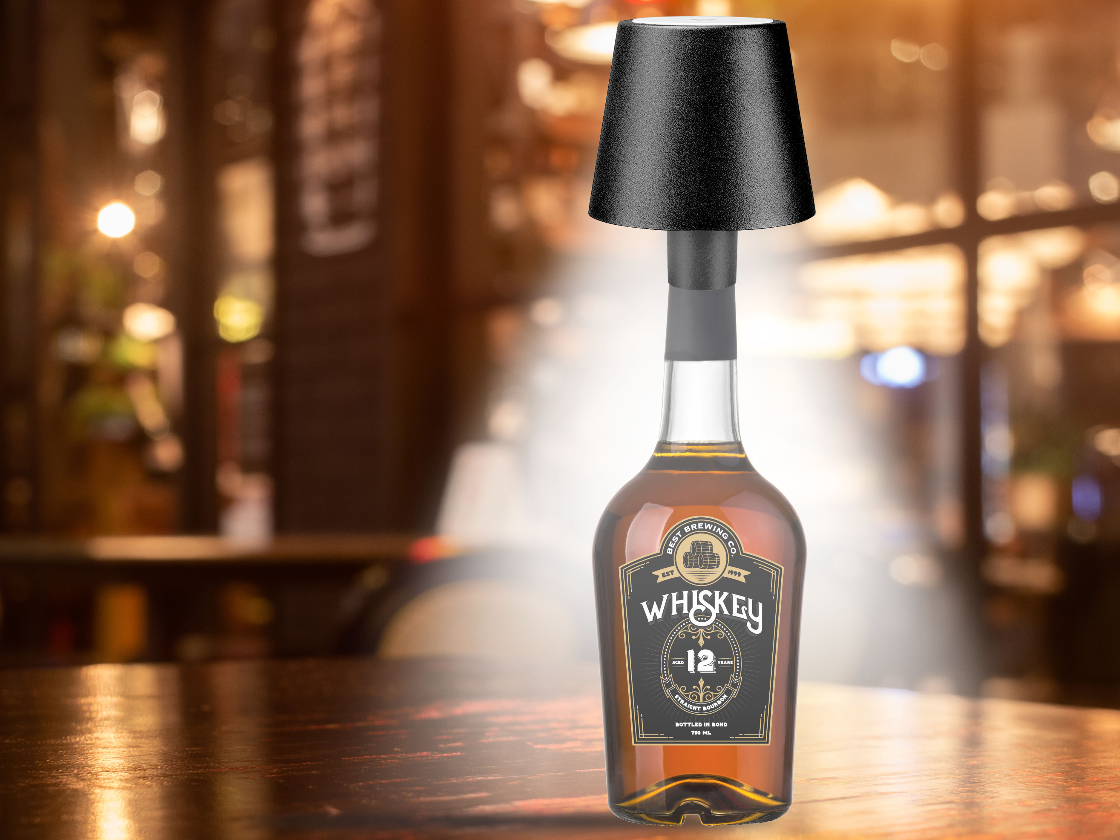 Una bottiglia di whisky con paralume su un tavolo di legno in un bar. La bottiglia è etichettata.
