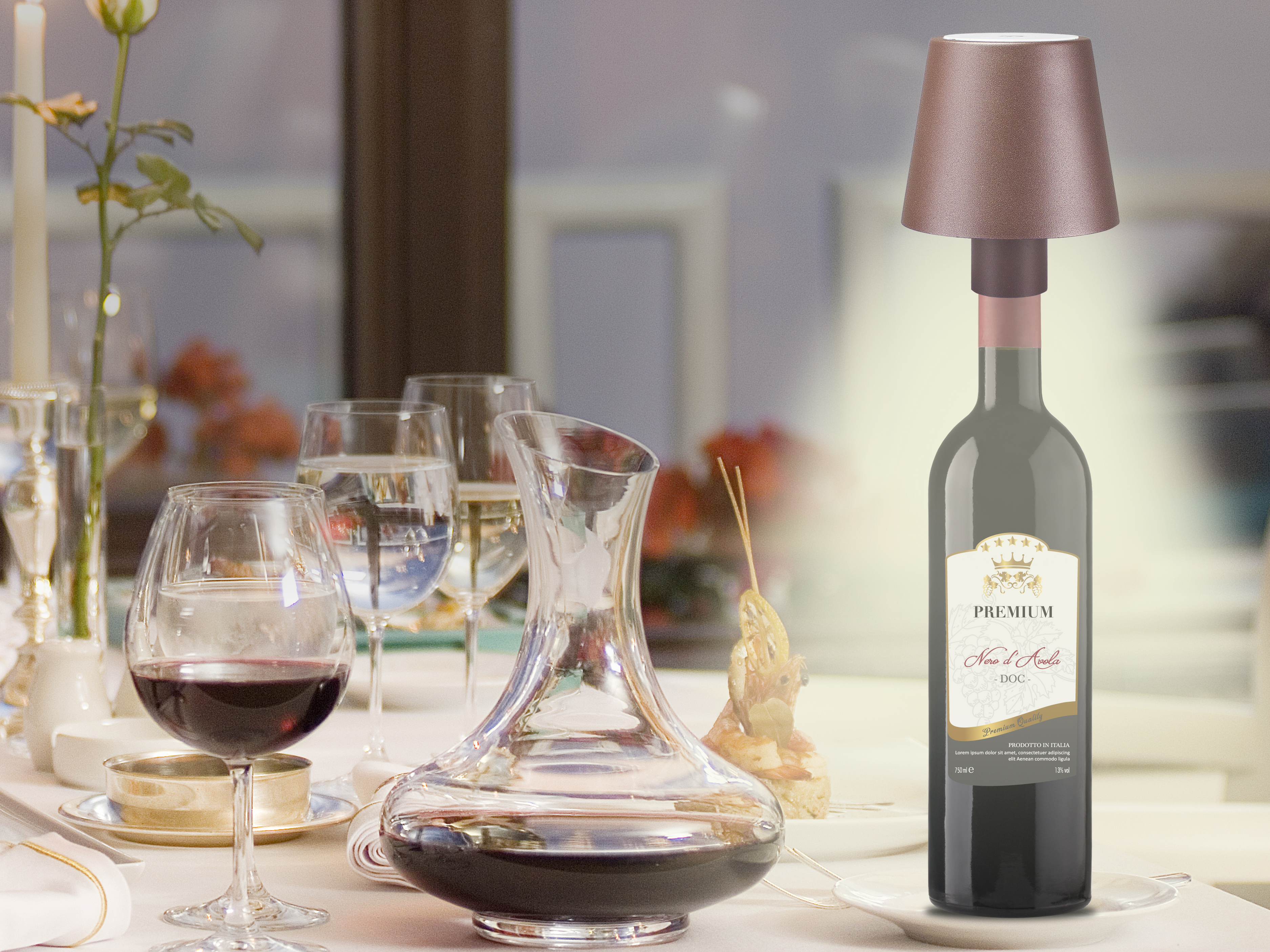 Un'apparecchiatura con vino, bicchieri, caraffa e una lampada su una bottiglia di vino. Sono presenti anche una rosa e una candela.
