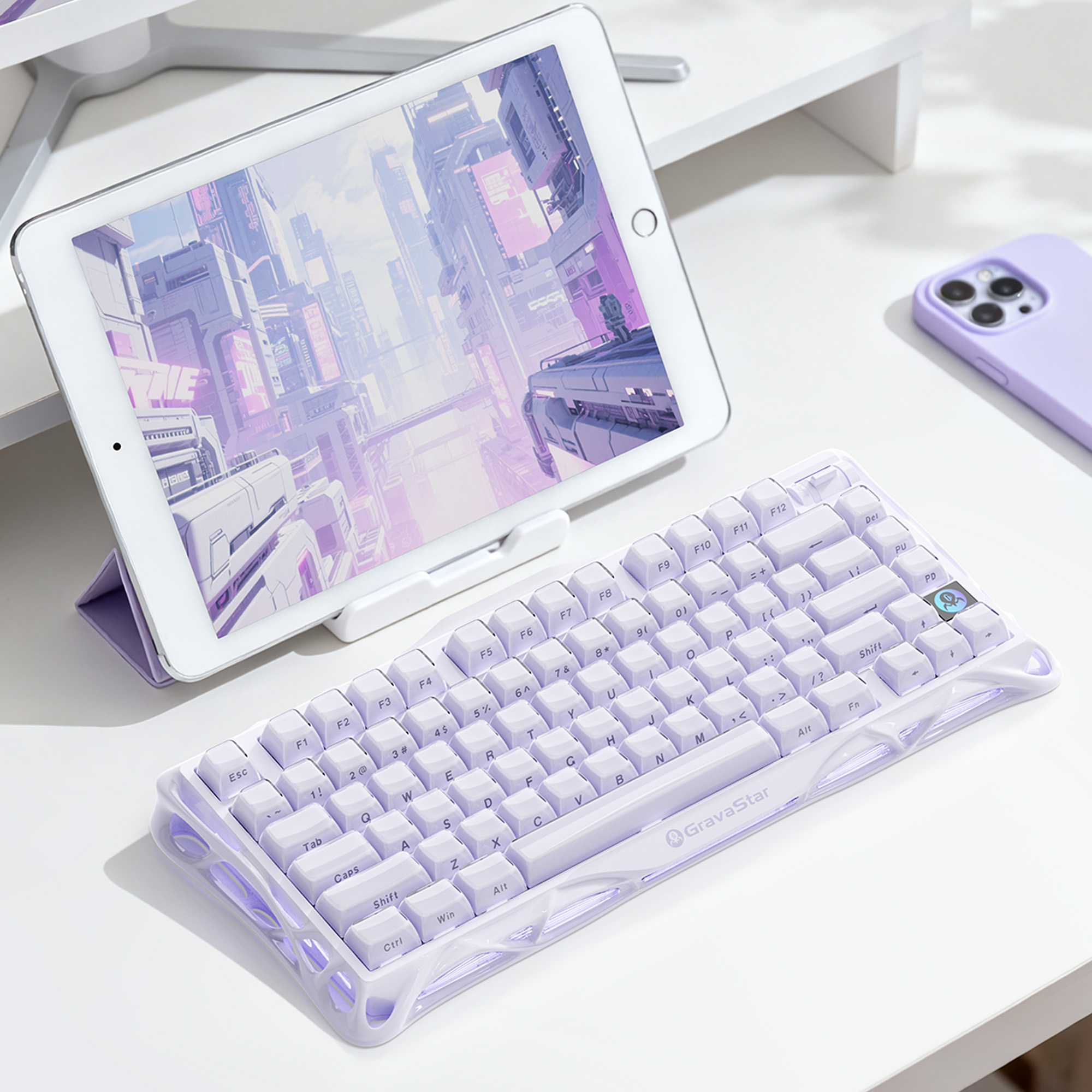 Białe biurko z tabletem, klawiaturą i telefonem. Tablet wyświetla futurystyczne miasto. Wszystko w bieli i fioletach.