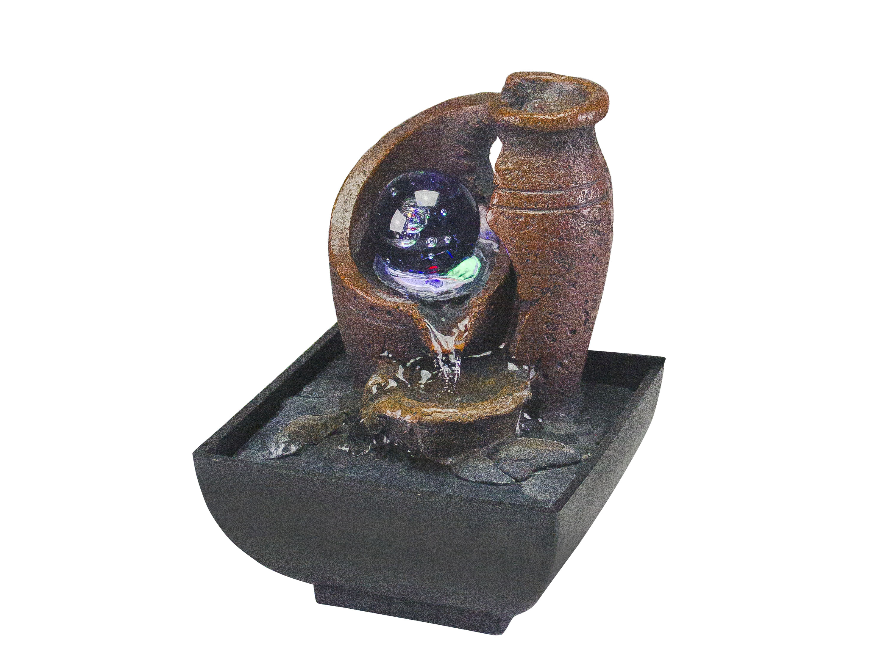 Una fontana decorativa con base scura, pilastri marroni e una sfera di vetro luminosa.
