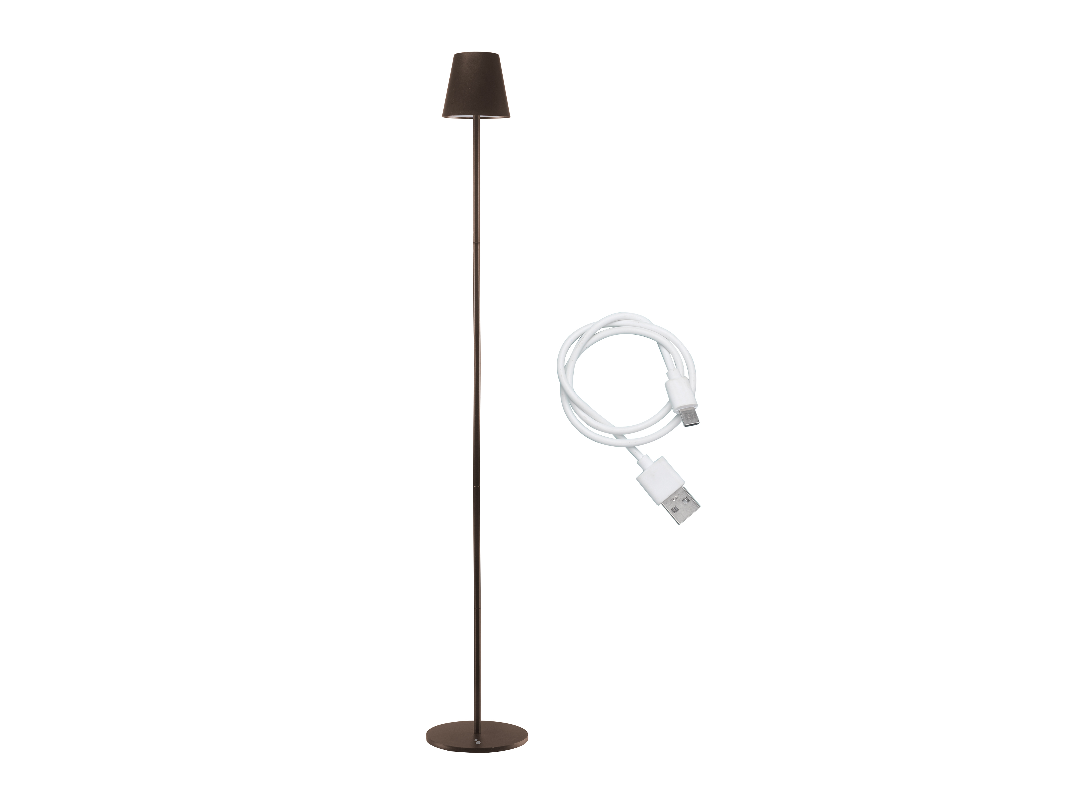 Una lampada da terra marrone con paralume e cavo USB bianco su sfondo bianco.