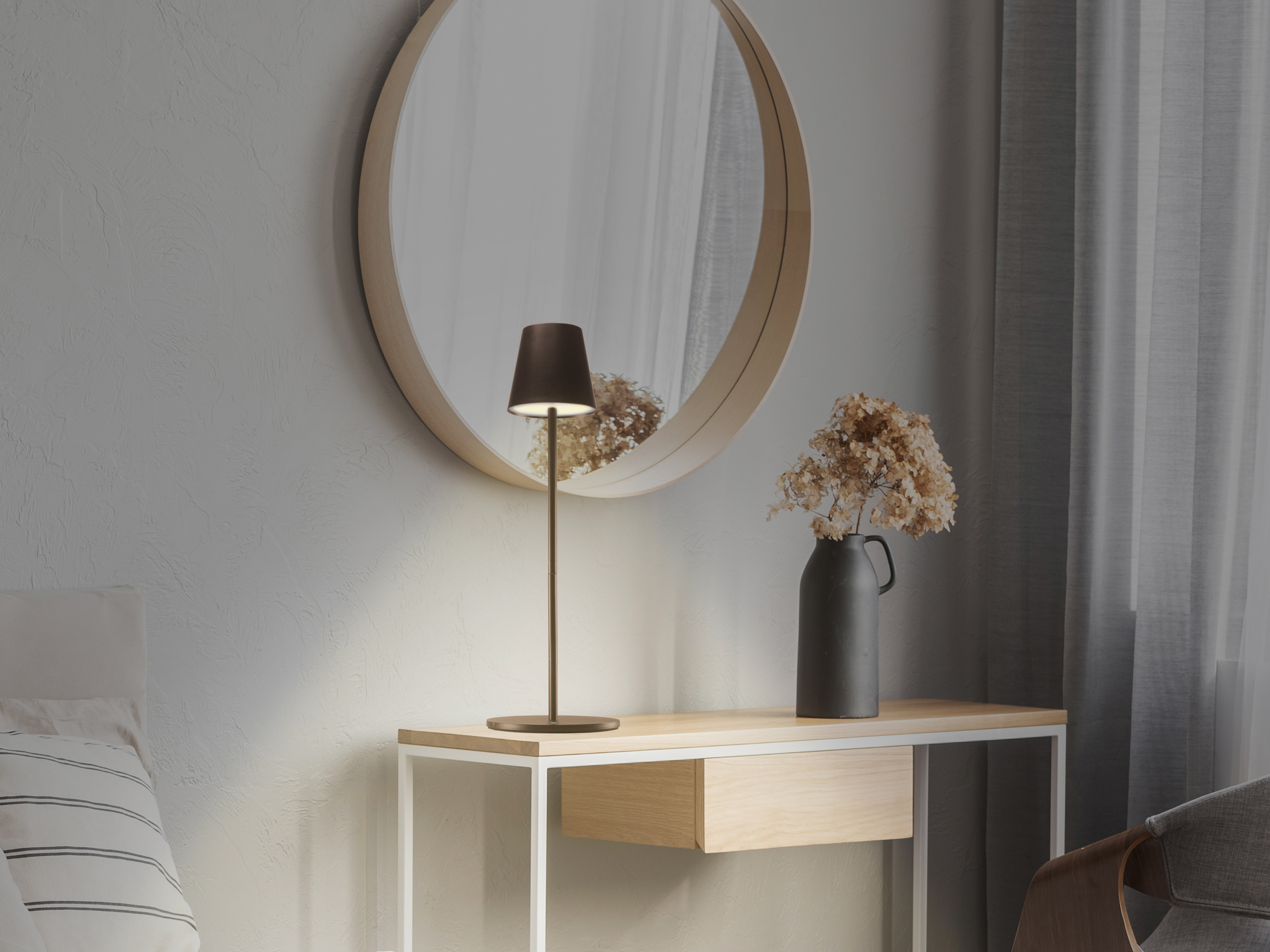 Una stanza con specchio, lampada e vaso. Sono presenti un tavolo e una sedia.