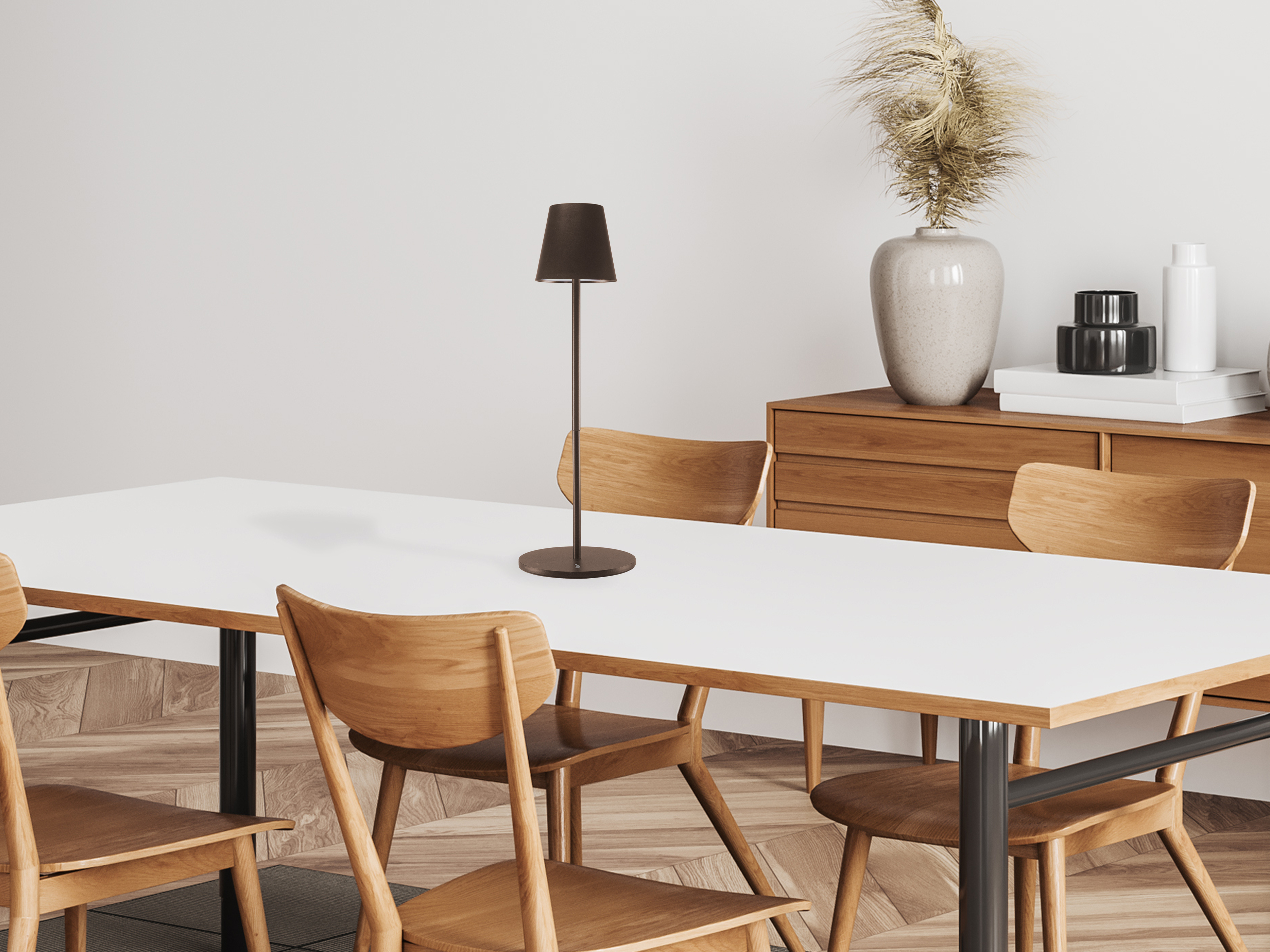Sala da pranzo con tavolo, sedie, lampada e mobile. Toni neutri con accenti in legno.