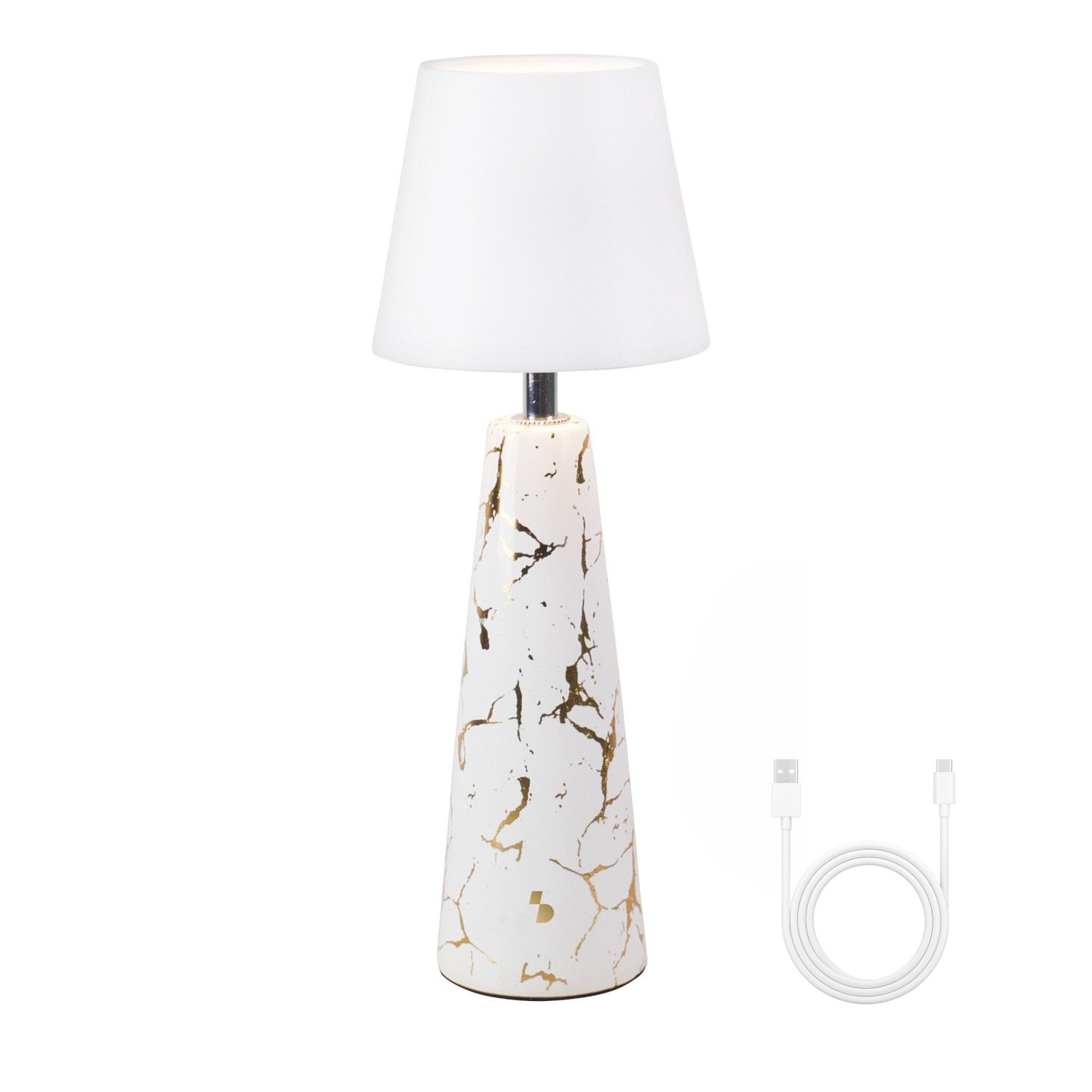 Una lampada bianca con motivo marmorizzato e paralume bianco, e un cavo USB bianco su sfondo bianco.