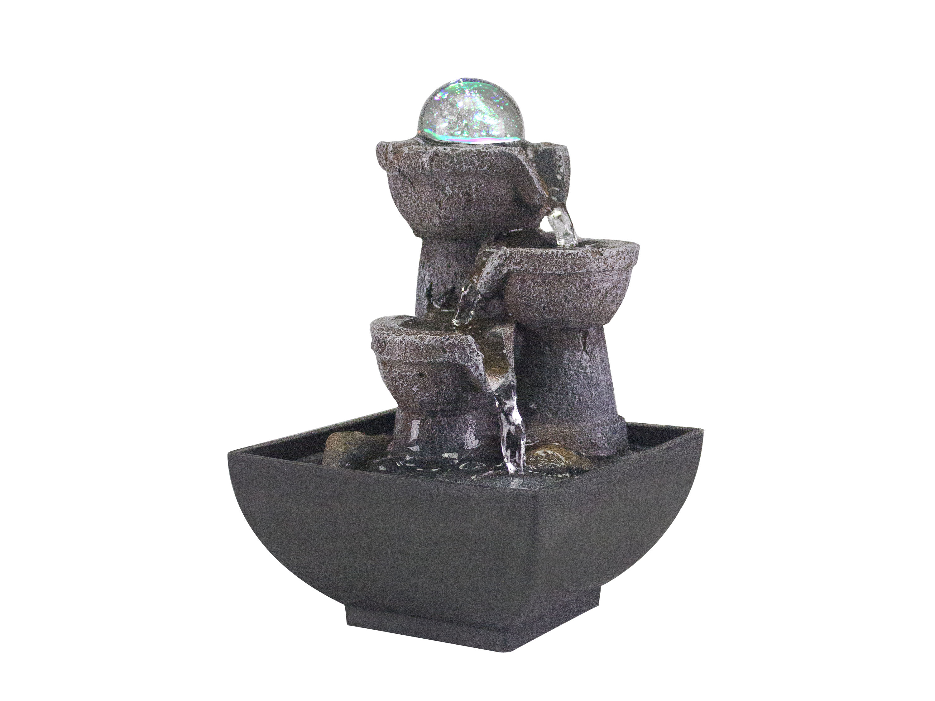 Una fontana decorativa con una sfera di vetro in cima. L'acqua scorre attraverso i livelli in un bacino.