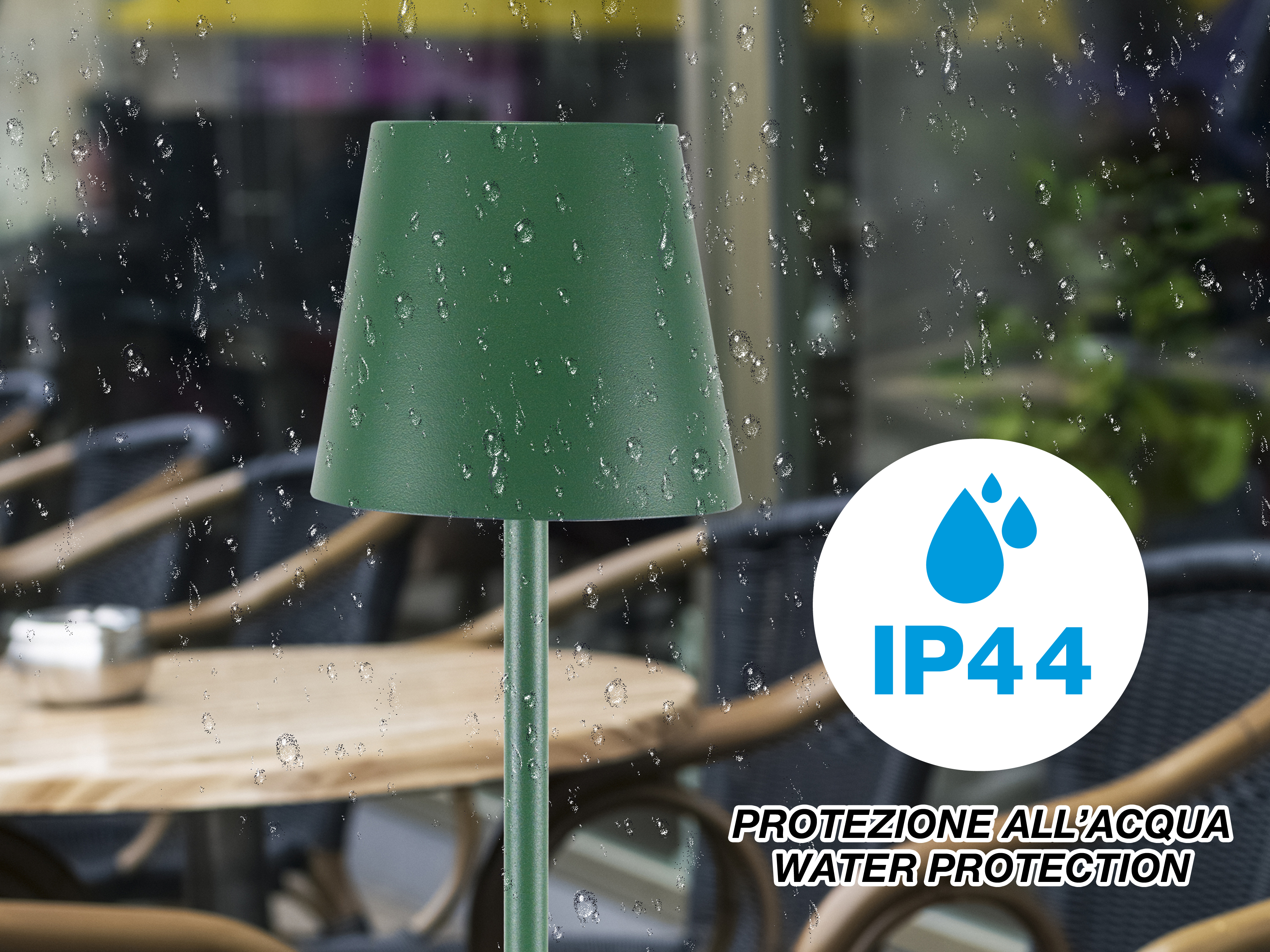 Palo lampada verde con paralume, gocce d'acqua sul vetro. Segnale con icona goccia d'acqua e IP44, protezione acqua.