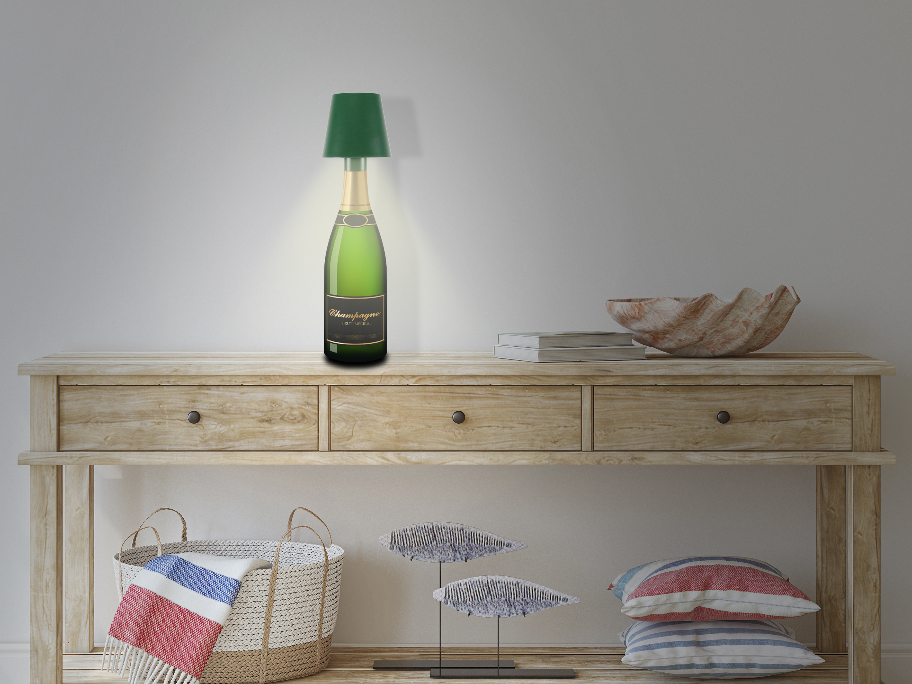 Una lampada a forma di bottiglia di champagne su un tavolo di legno. Sotto un cestino, decorazioni di pesci e cuscini a righe.