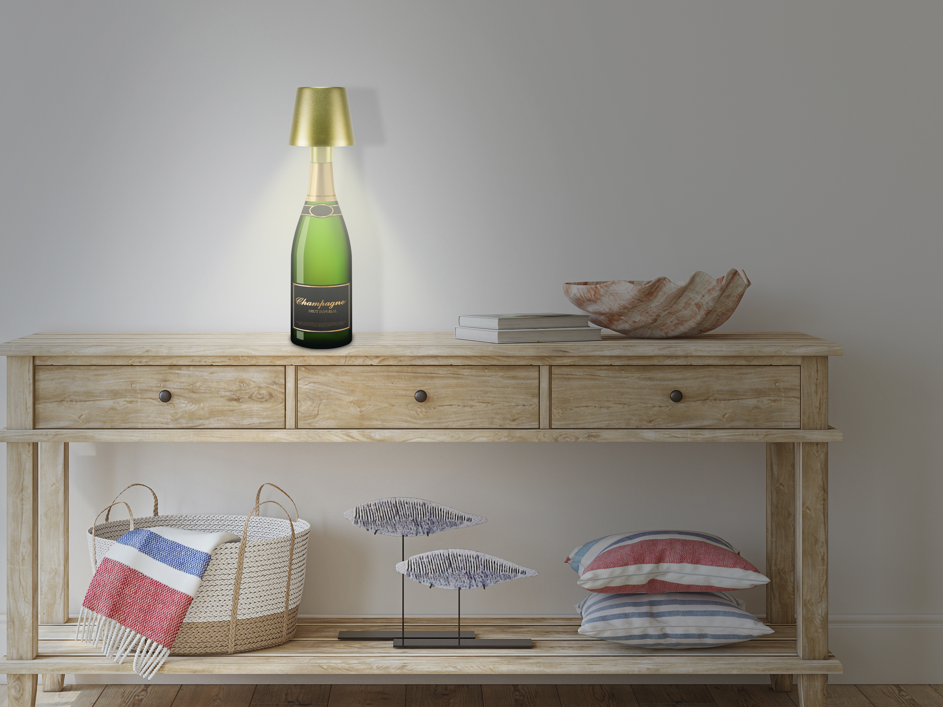 Una lampada a forma di bottiglia di champagne è su un tavolo di legno con decorazioni come sculture di pesci, cuscini e un cestino.