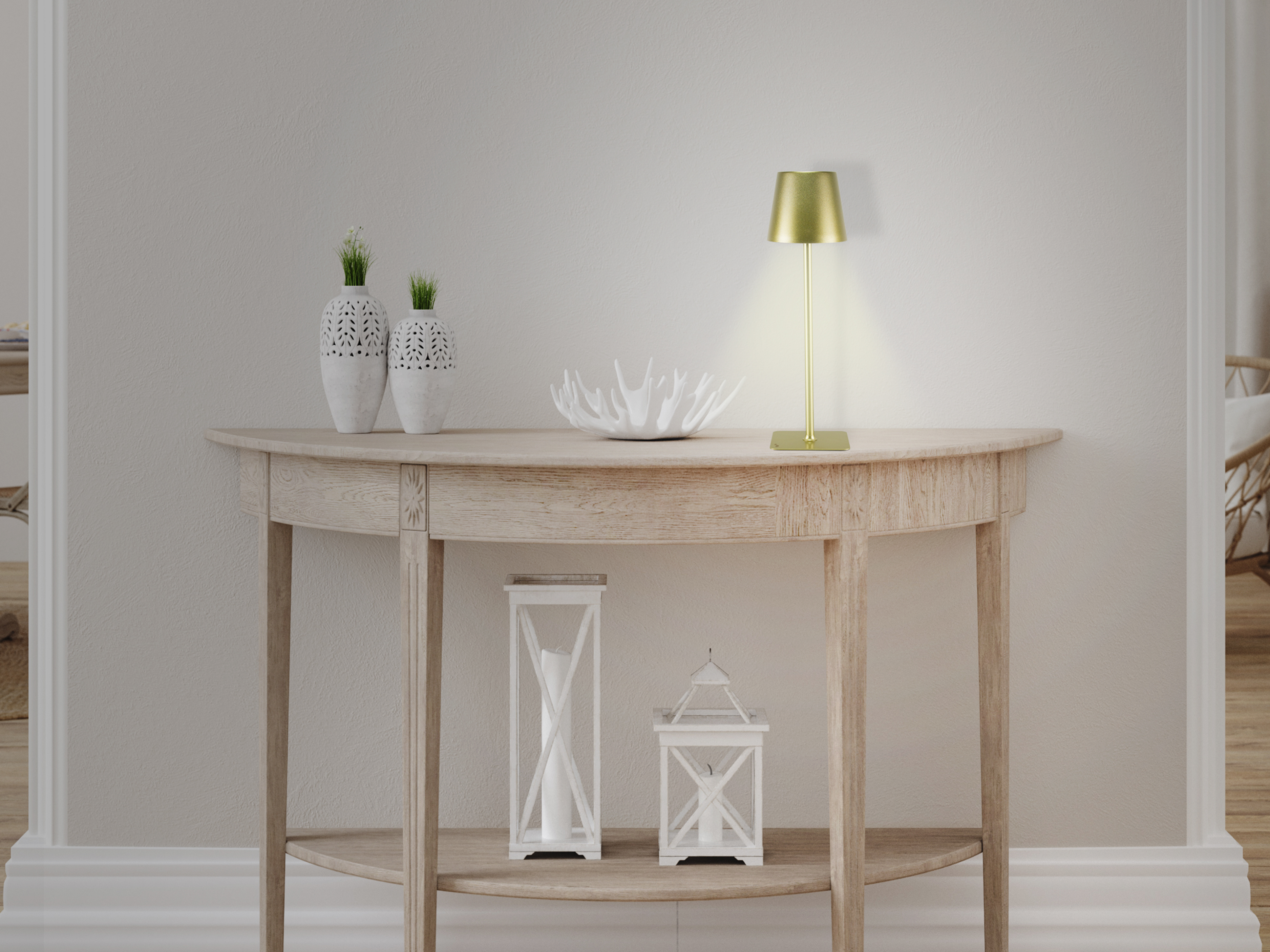 Un tavolo con vasi, una lampada e lanterne. Il muro è beige.