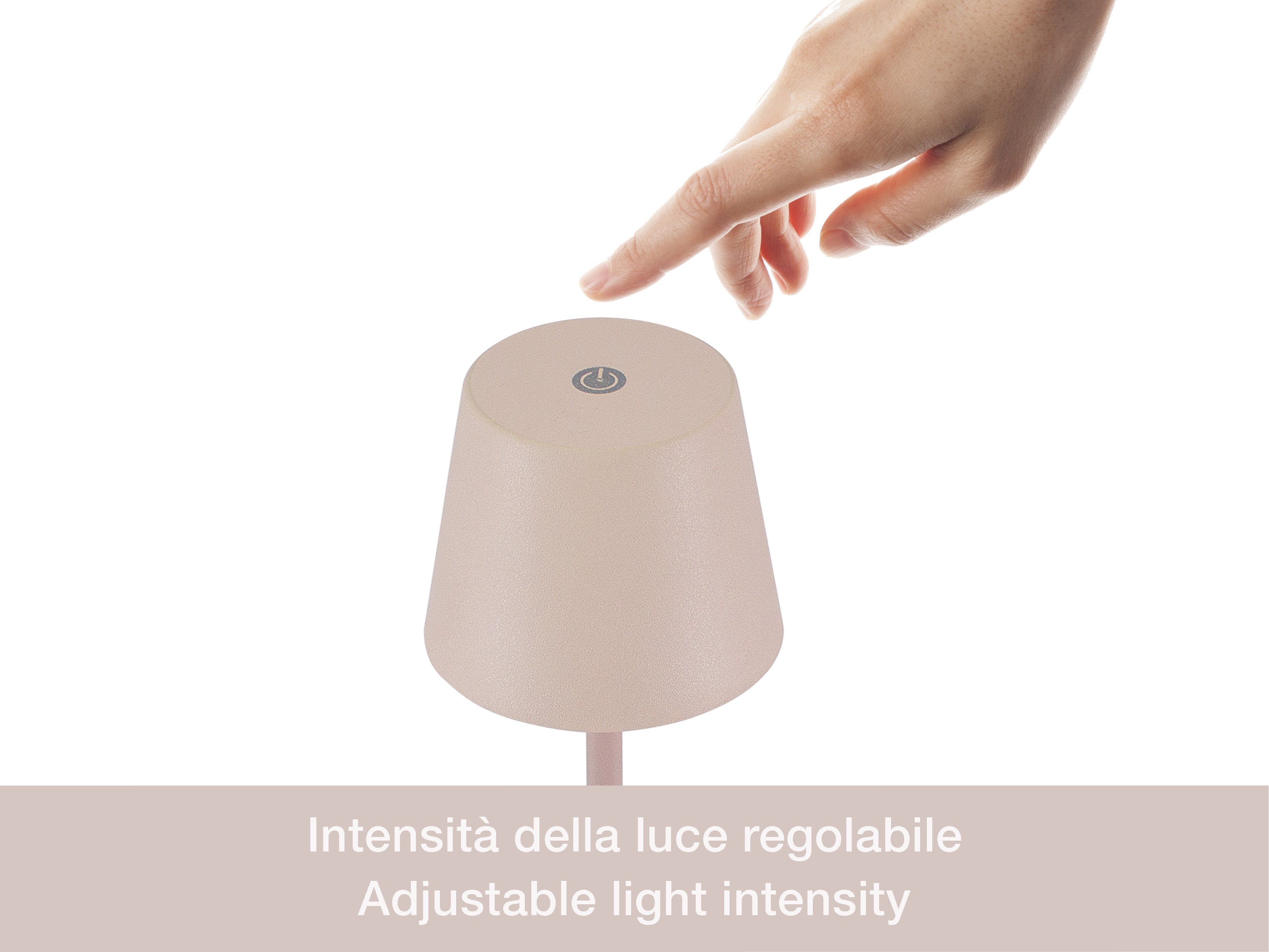Una mano tocca una lampada beige con un simbolo di accensione. Il testo recita: Intensità luminosa regolabile.