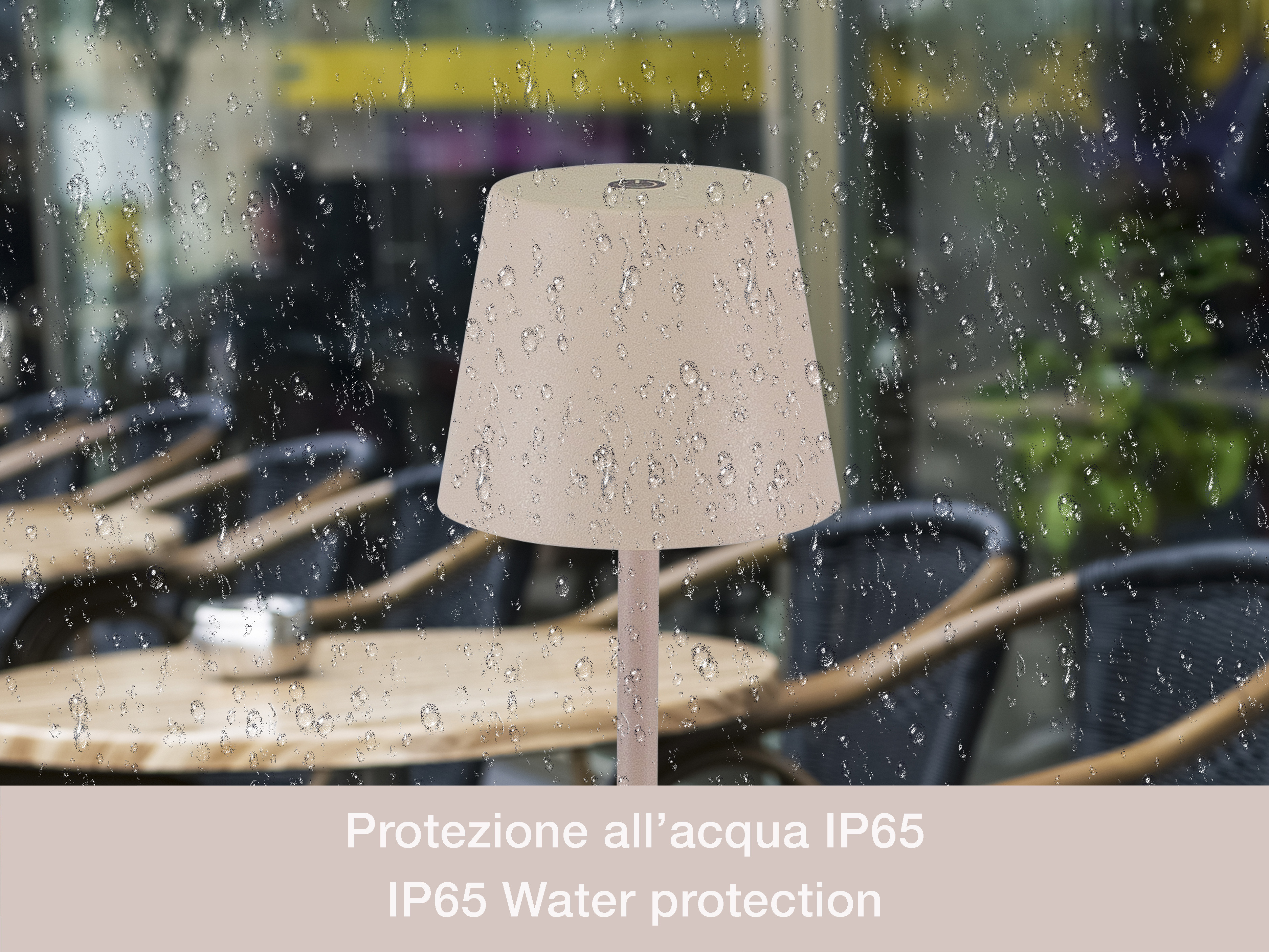 Una lampada beige con gocce d'acqua, con sfondo di un bar. Il testo in basso dice 'Protezione IP65 dall'acqua'.