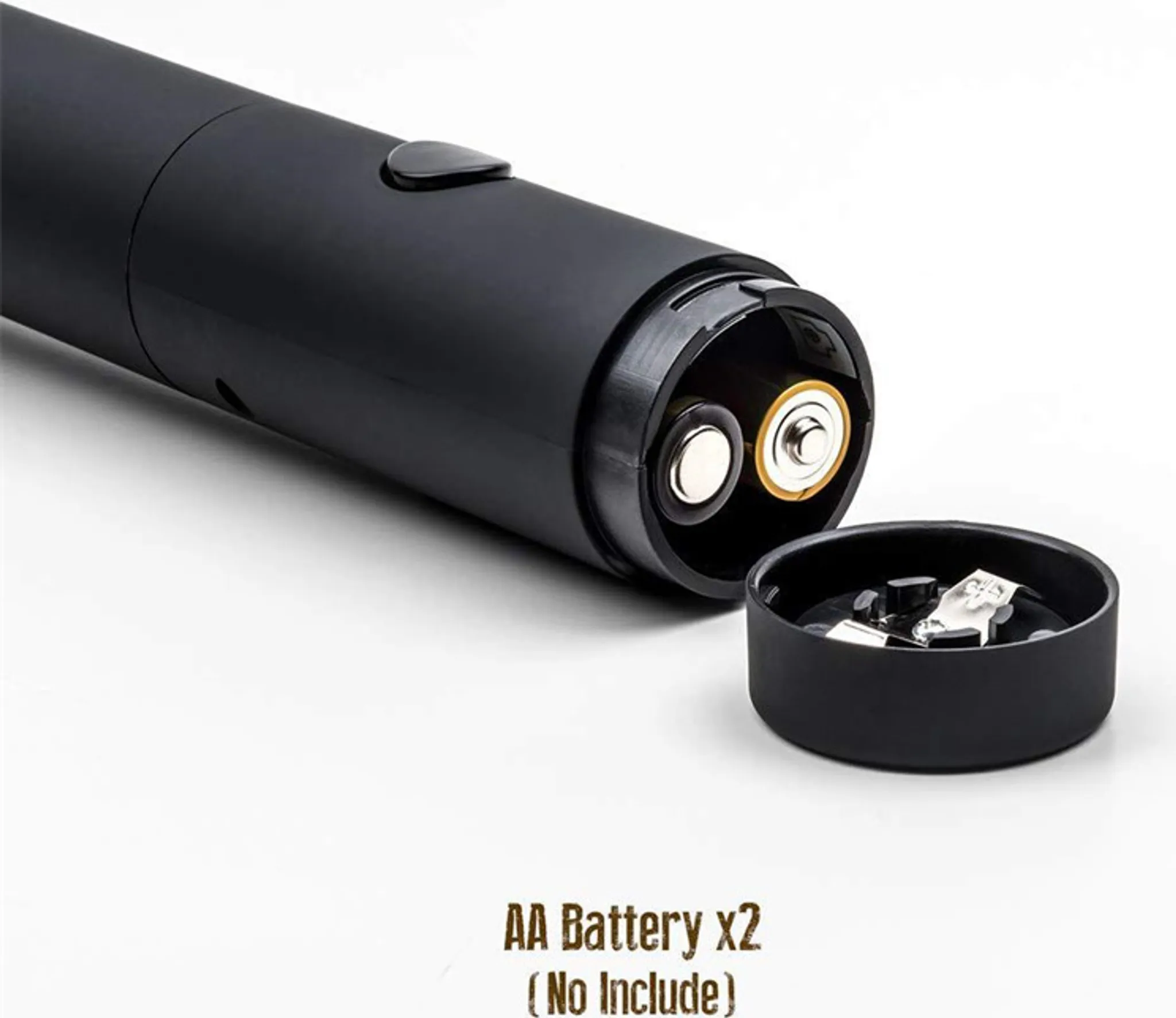 Ein schwarzer elektrischer Weinöffner mit AA-Batterien. Das Batteriefach ist geöffnet.