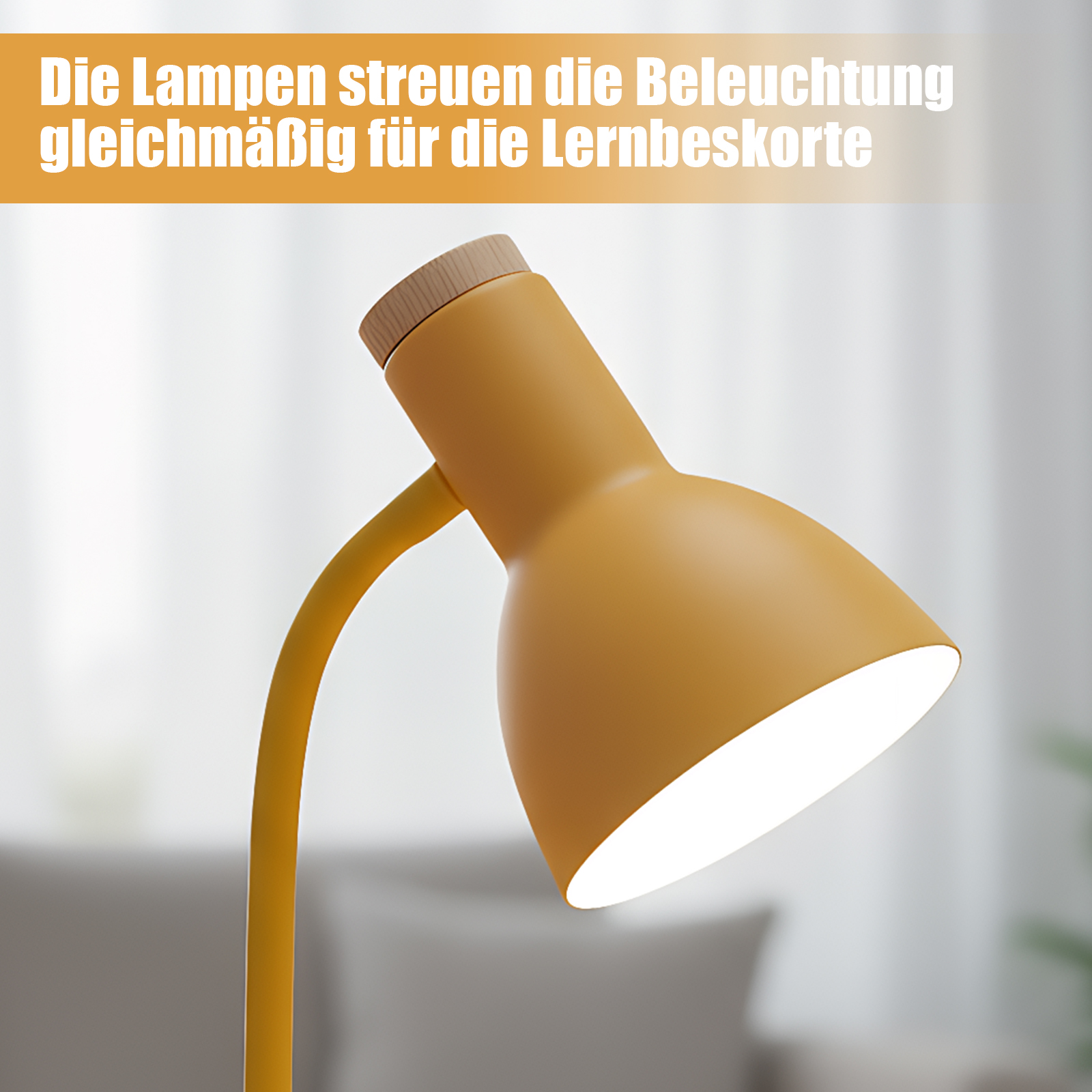 Eine gelbe Schreibtischlampe mit Holzaufsatz leuchtet. Der Hintergrund ist ein verschwommener weißer Vorhang.