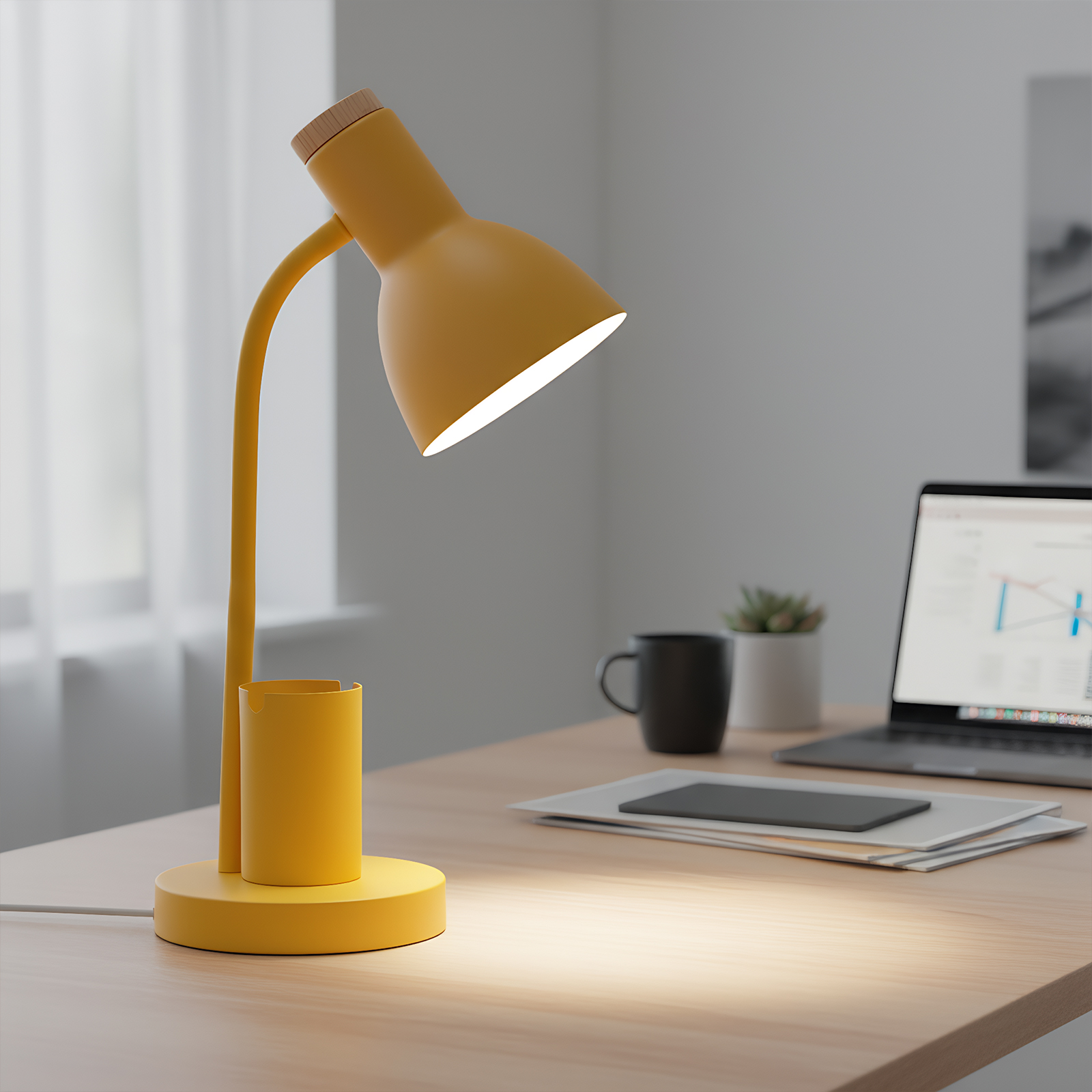 Gelbe Schreibtischlampe mit Holzaufsatz auf einem Holzschreibtisch. Laptop, Tasse, Pflanze und Papiere sind ebenfalls vorhanden.