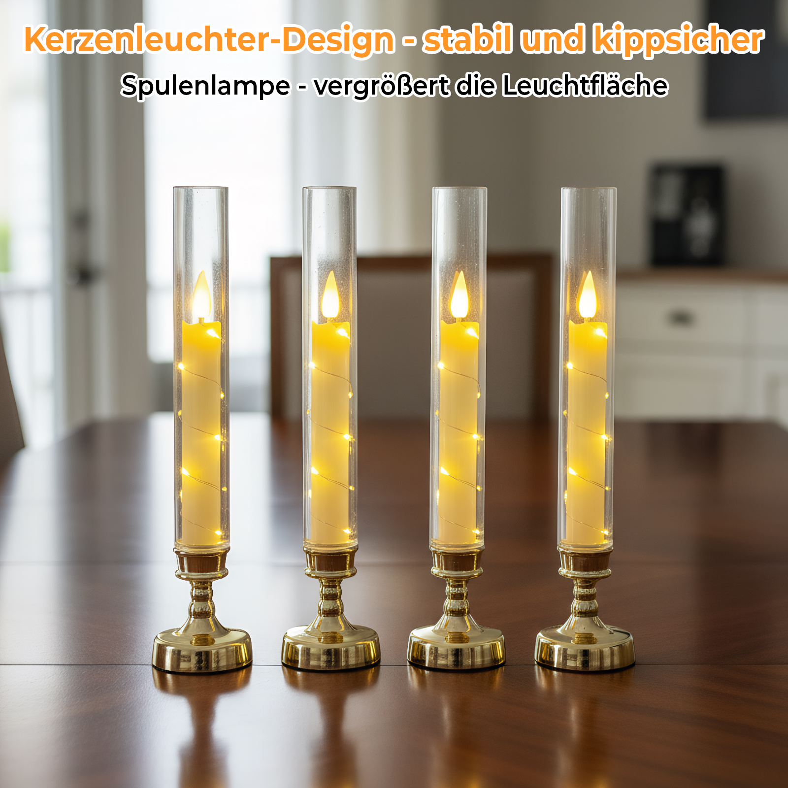 Vier Kerzenlampen auf einem braunen Tisch. Jede Lampe hat eine gelbe Kerze in einem Glasrohr.