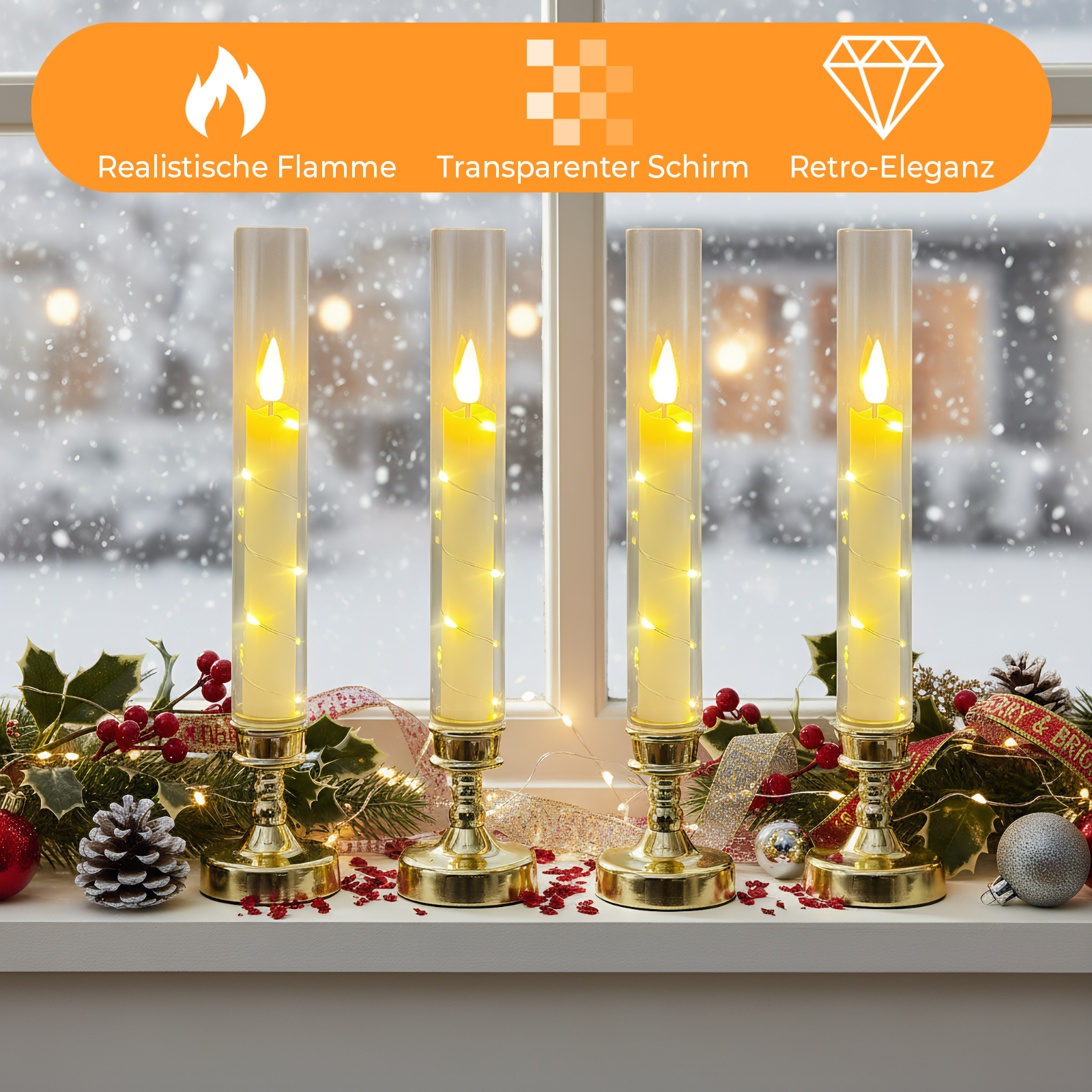 Vier Kerzenlichter in Glasröhren auf einer Fensterbank mit Weihnachtsdekoration, Schnee draußen.