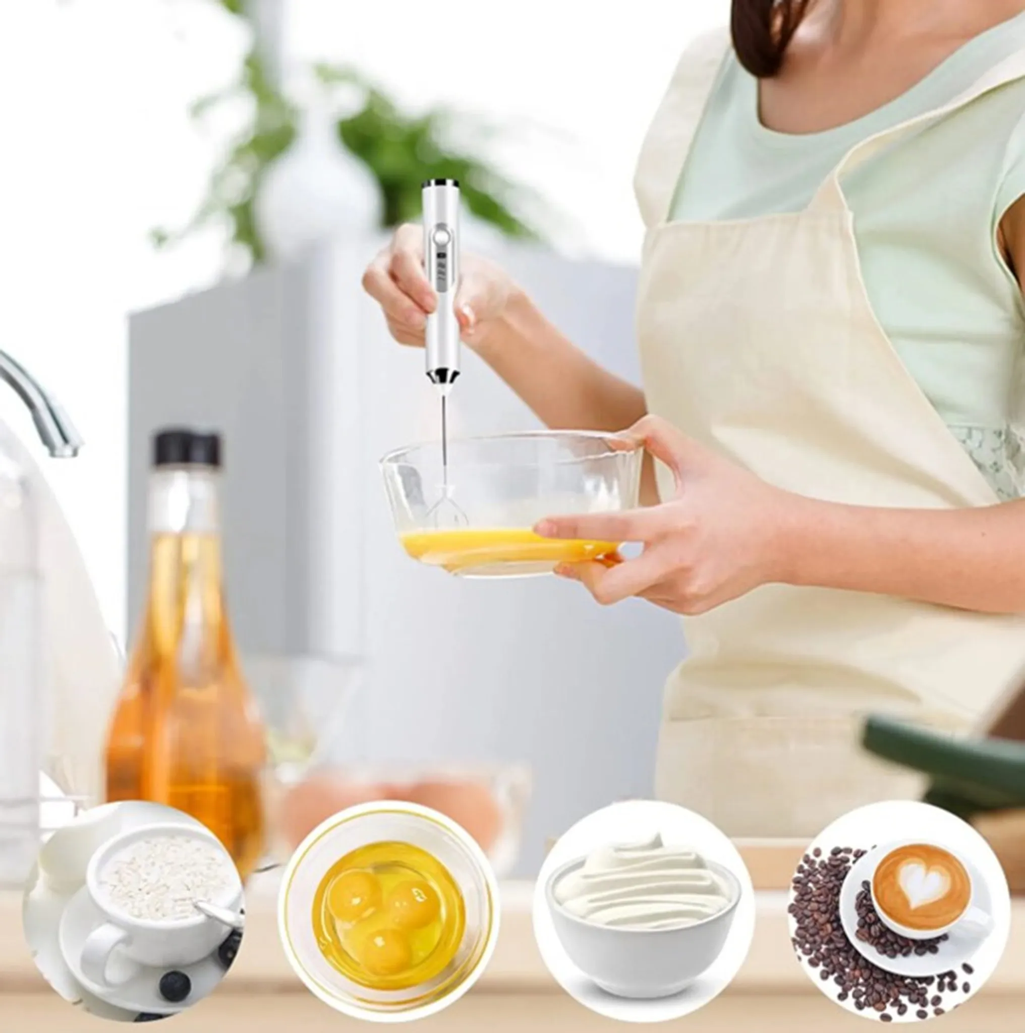 Eine Frau verwendet einen Handmixer, um Eier in einer Glasschüssel zu verrühren. Küchenumgebung mit Zutaten: Milch, Eier, Sahne, Kaffee.