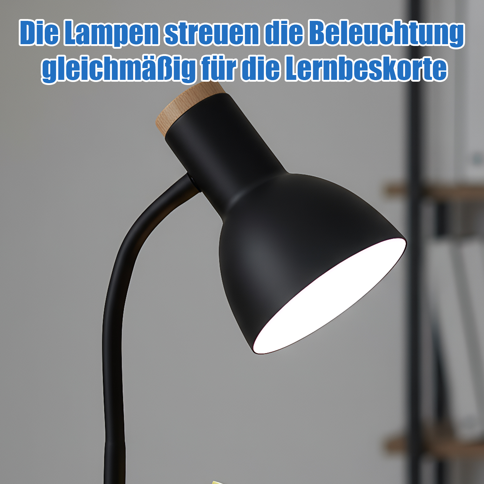 Eine schwarze Schreibtischlampe mit Holzaufsatz. Die Lampe ist an und strahlt helles Licht aus. Der Hintergrund ist unscharf.