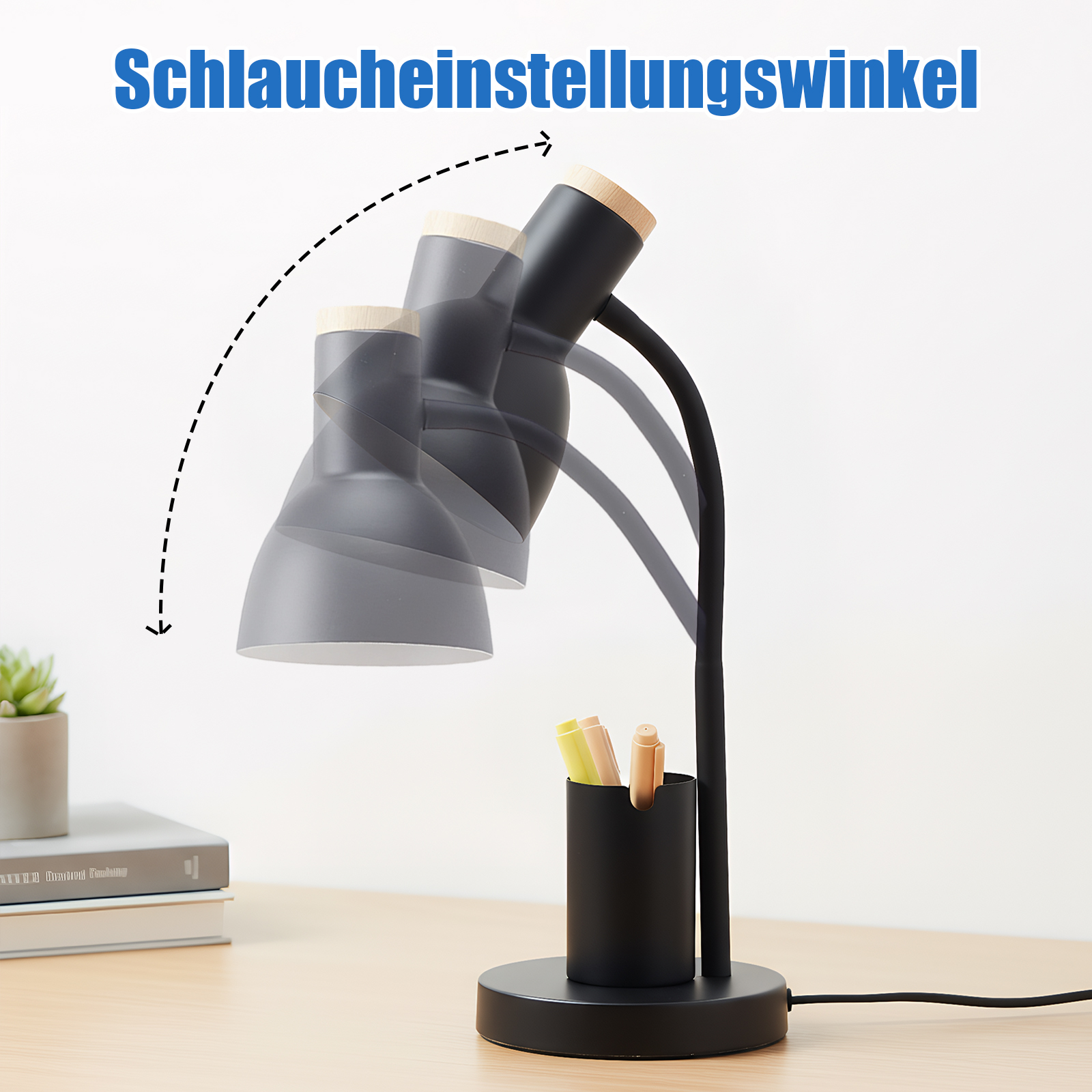 Eine Schreibtischlampe mit schwarzem Fuß und verstellbarem Kopf. Der Kopf ist grau mit Holzaufsatz. Stifte in einem Halter.