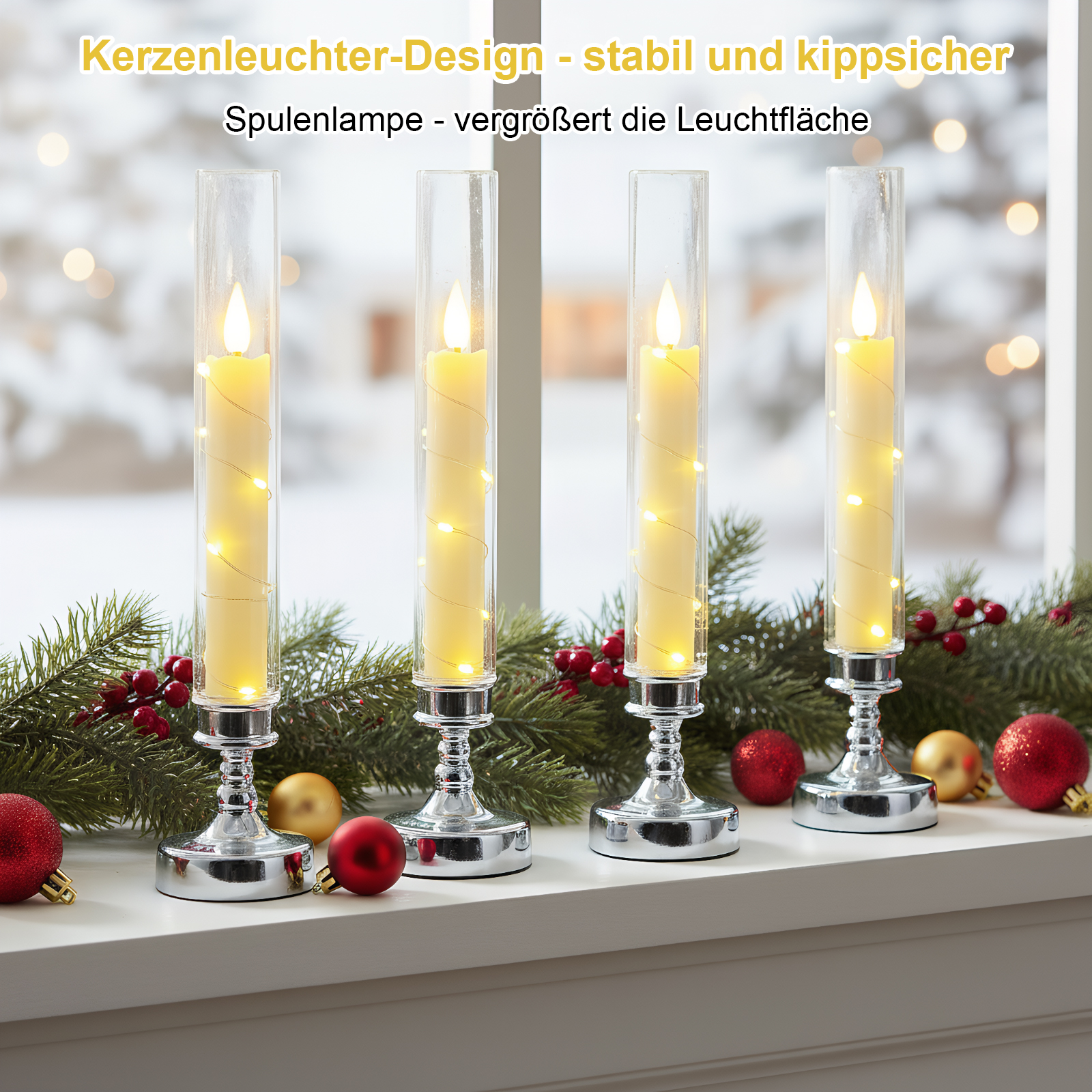 Vier Kerzenlichter in Glasröhren auf einer Fensterbank mit Weihnachtsdekorationen.