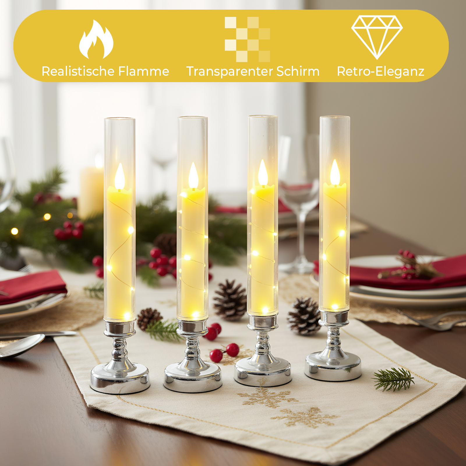 Vier brennende Kerzen in Glasröhren auf einem Tisch. Der Tisch ist weihnachtlich gedeckt mit Dekorationen und einer weißen Tischdecke.