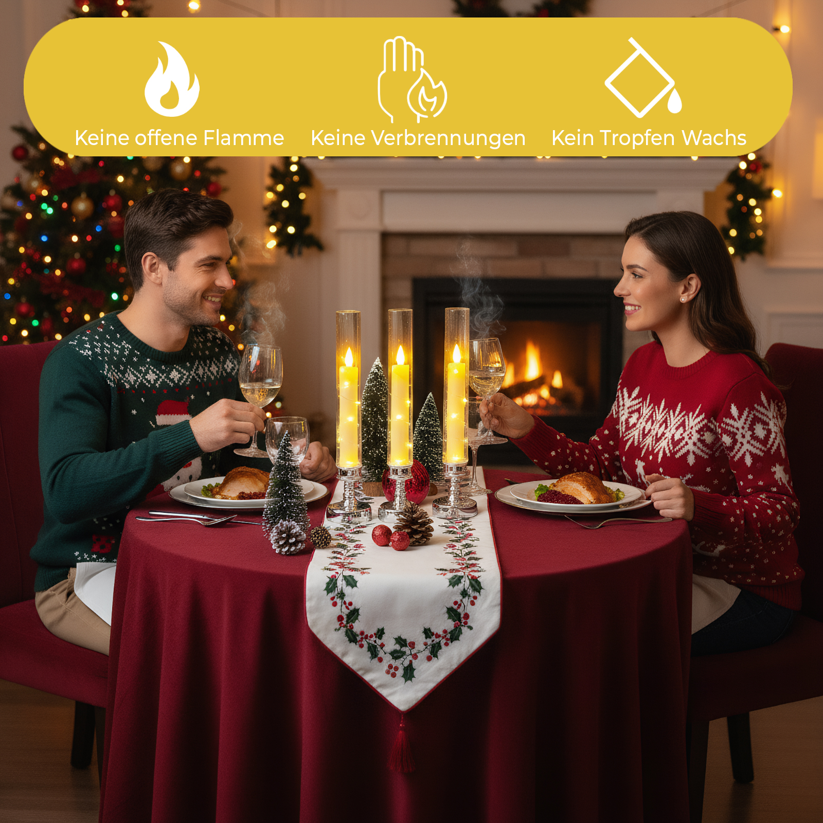 Ein Paar genießt ein Weihnachtsessen mit Kerzen. Sie tragen Pullover, und im Hintergrund ist ein Weihnachtsbaum.