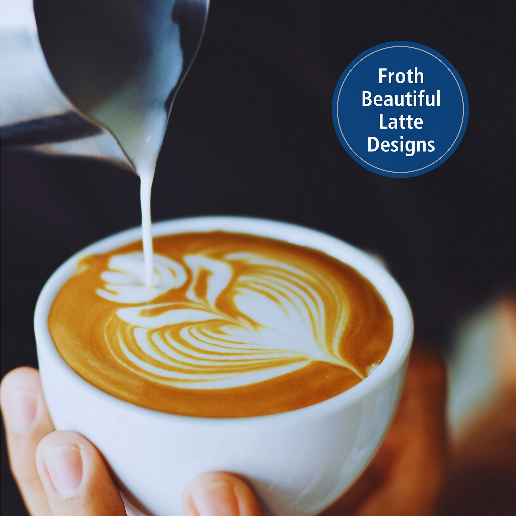 Kaffee-Latte-Kunst wird in eine Kaffeetasse gegossen. Der Kaffee ist mit einem weißen Design bedeckt. Eine Hand hält die Tasse.