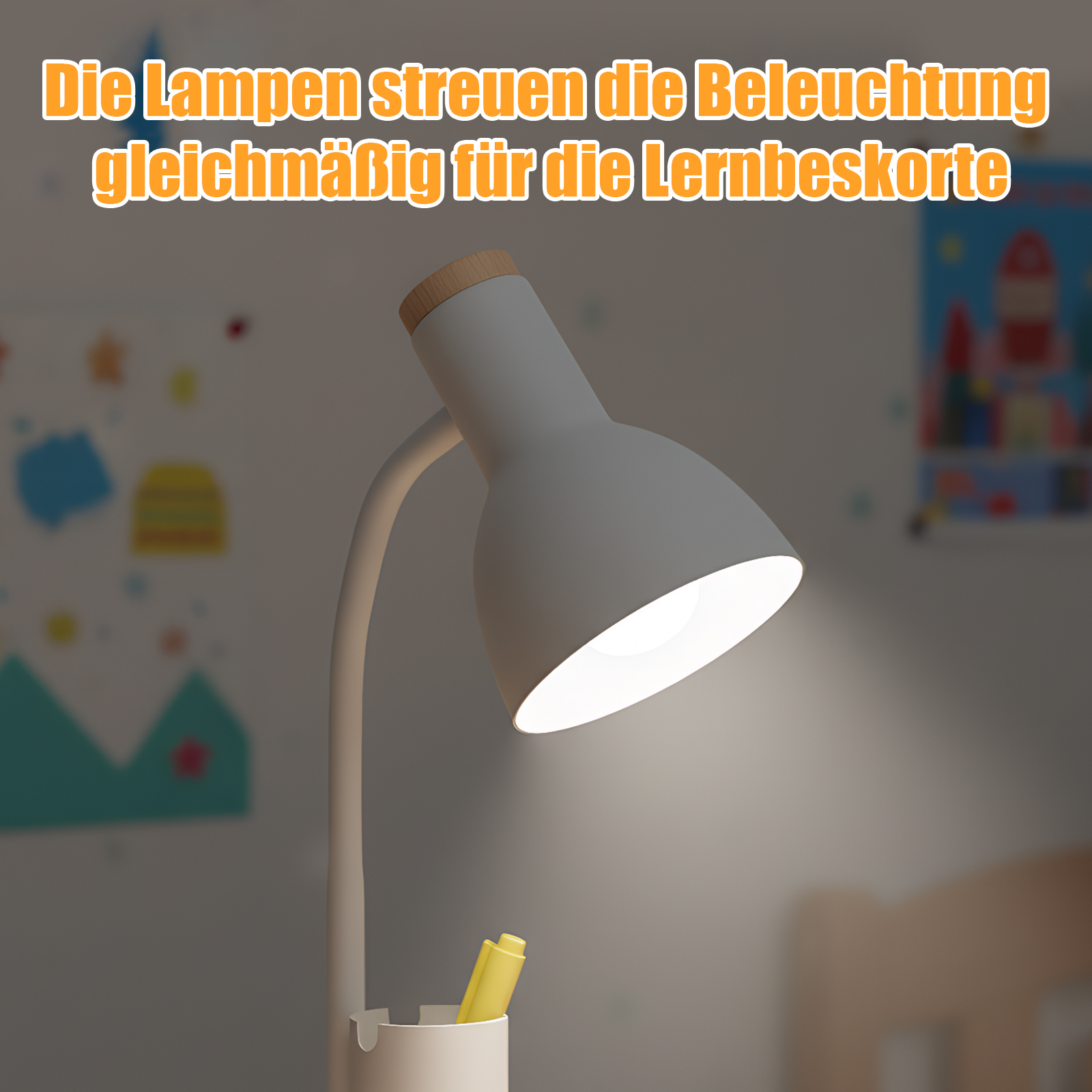 Eine Schreibtischlampe mit weißem Körper und Holzaufsatz leuchtet. Ein gelber Stift befindet sich in einem weißen Halter.