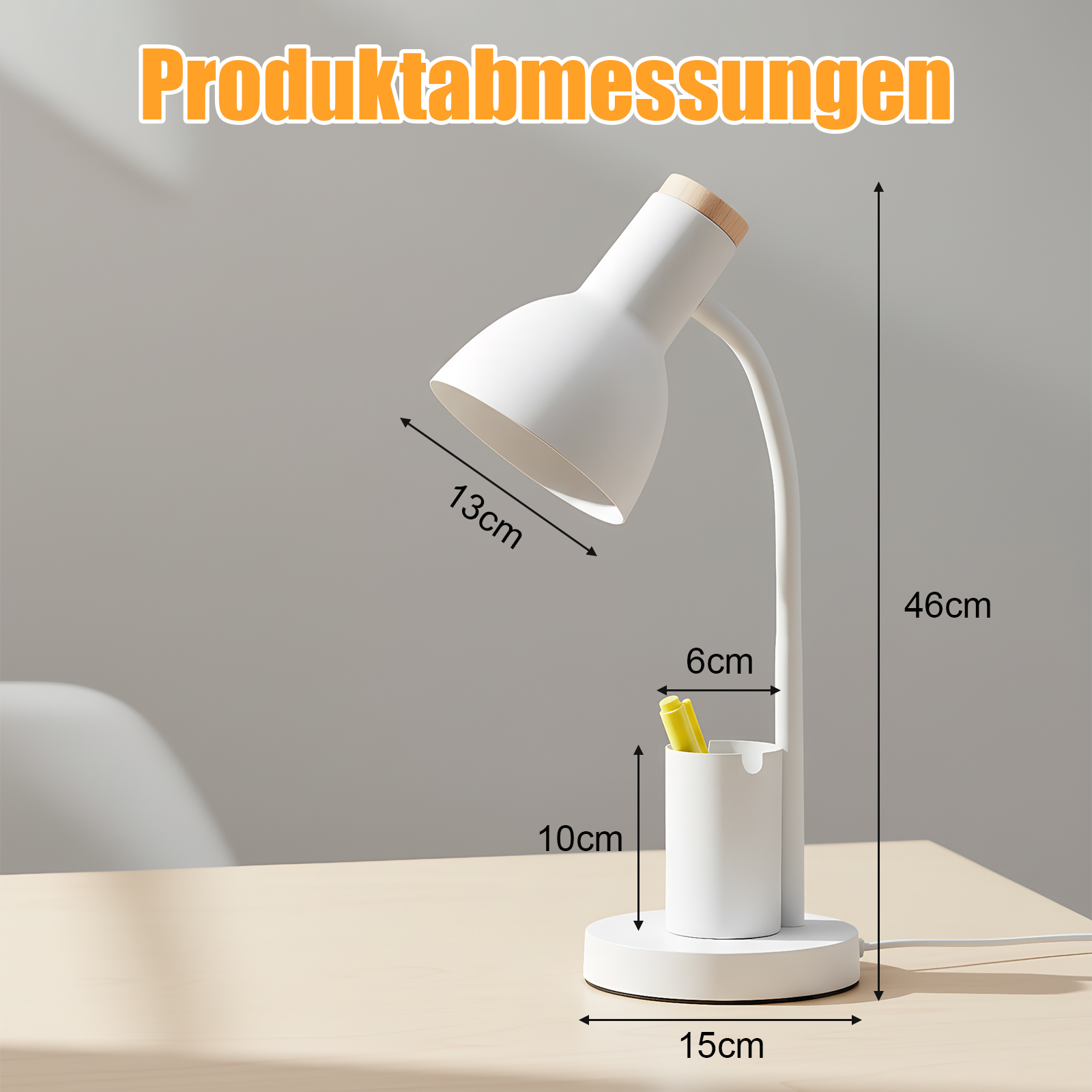 Weiße Schreibtischlampe mit Maßangaben. Die Lampe hat eine Holzplatte und einen Stifthalter mit gelben Stiften. Der Hintergrund ist eine neutrale Wand.