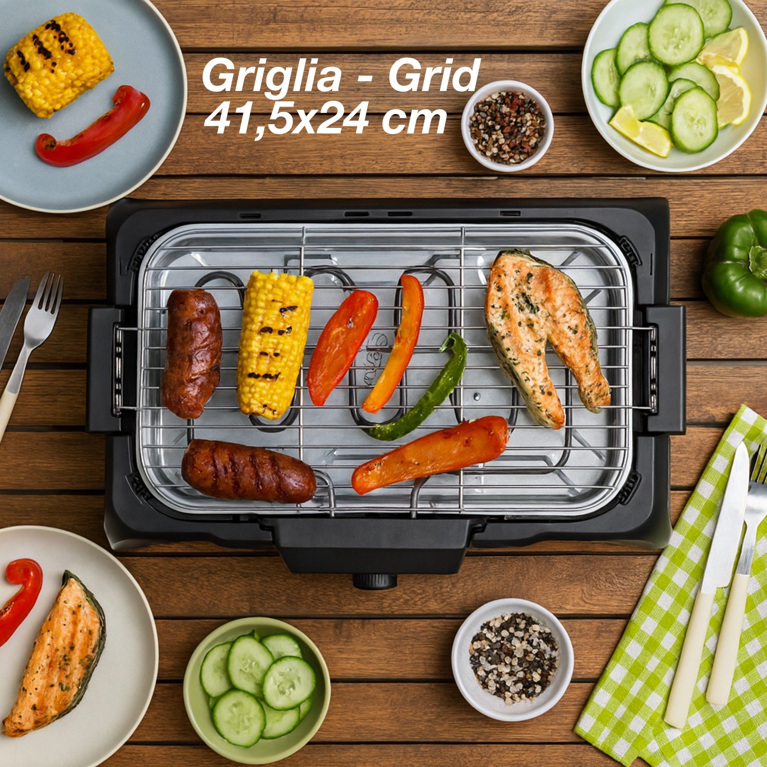 Griglia con mais, salsiccia, peperoni e salmone. Piatti con cetrioli, limone e spezie su un tavolo di legno.
