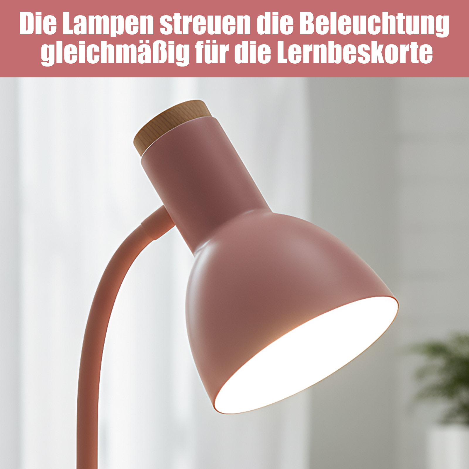 Eine rosa Schreibtischlampe mit Holzaufsatz leuchtet. Im Hintergrund sind weiße Vorhänge und eine Pflanze.