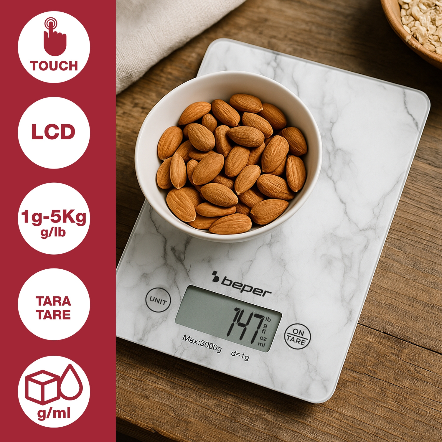 Una bilancia da cucina con una ciotola di mandorle. La bilancia mostra 147. Funzioni: touch, LCD e tara. Lo sfondo è in legno.
