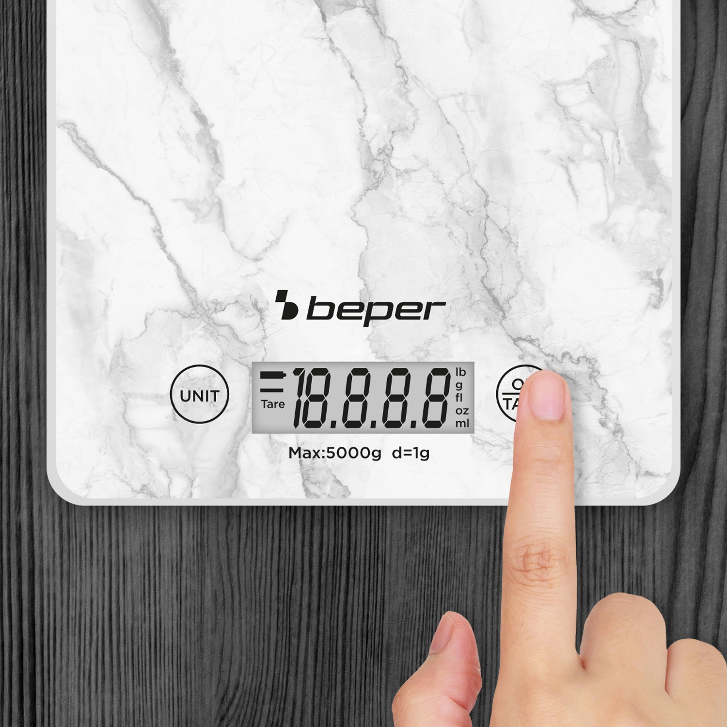 Una mano preme il pulsante 'TA' su una bilancia da cucina digitale bianca con motivo marmorizzato. La bilancia mostra 18.8.8.8 e il logo 'beper'.