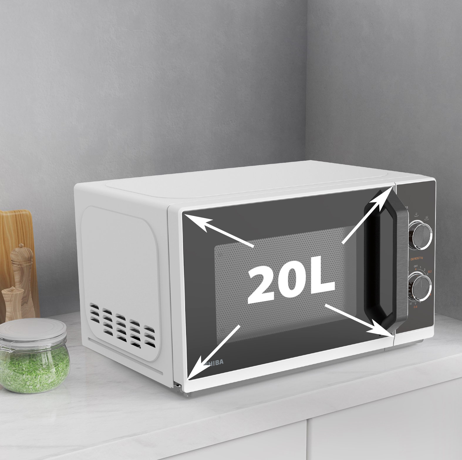 Un forno a microonde bianco Toshiba 20L su un piano di lavoro bianco. A sinistra è visibile un barattolo di erbe verdi.