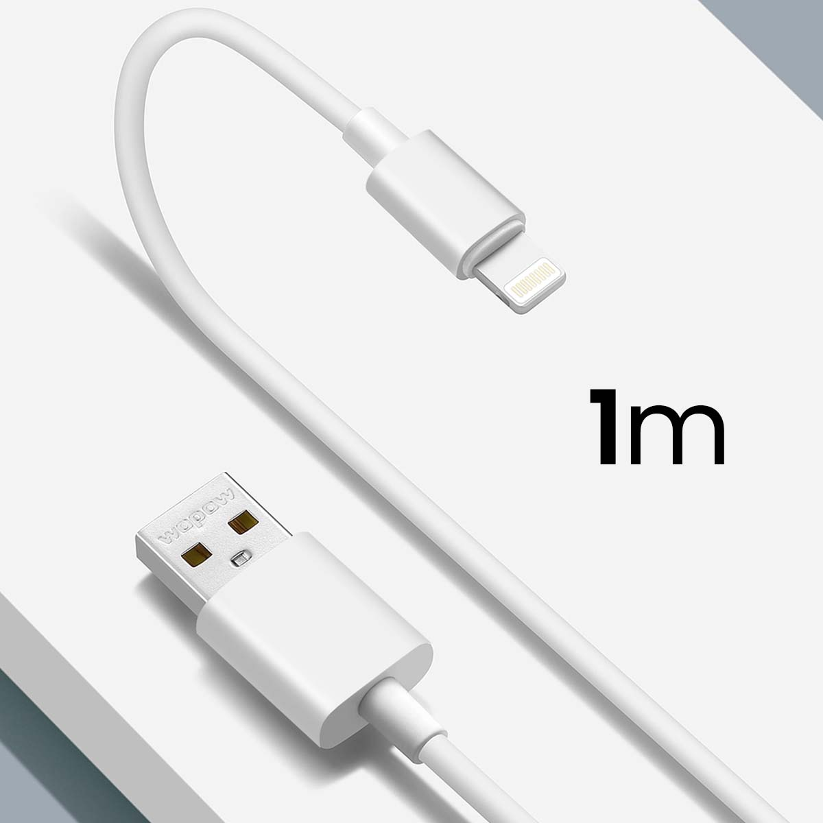 Un câble de chargement USB blanc. Le câble possède un connecteur USB et un connecteur Lightning. Le texte '1m' est visible.