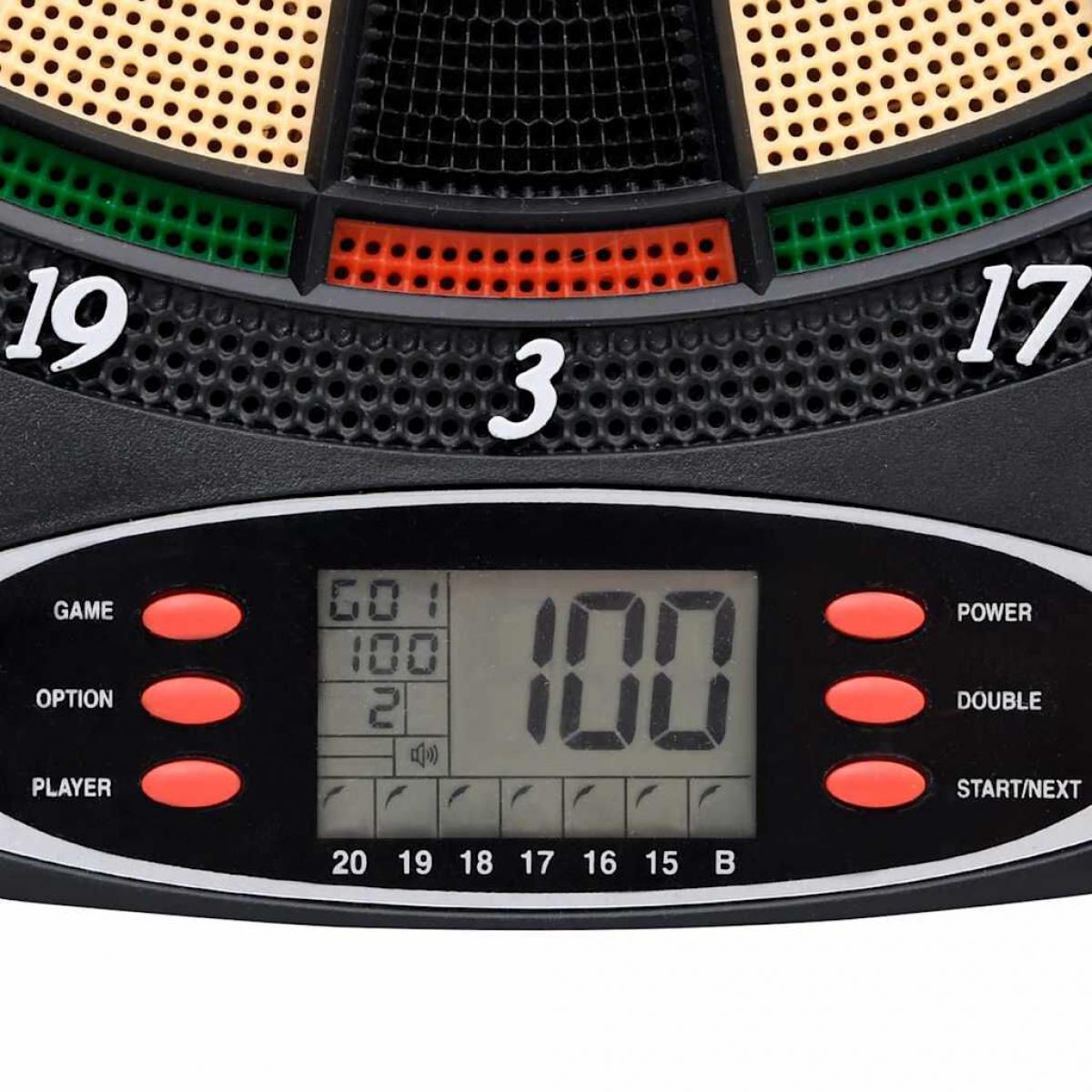 Nahaufnahme einer Dartscheibe mit elektronischer Anzeige. Das Board zeigt Zahlen und eine digitale Punktzahl. Rote Knöpfe sind an den Seiten.