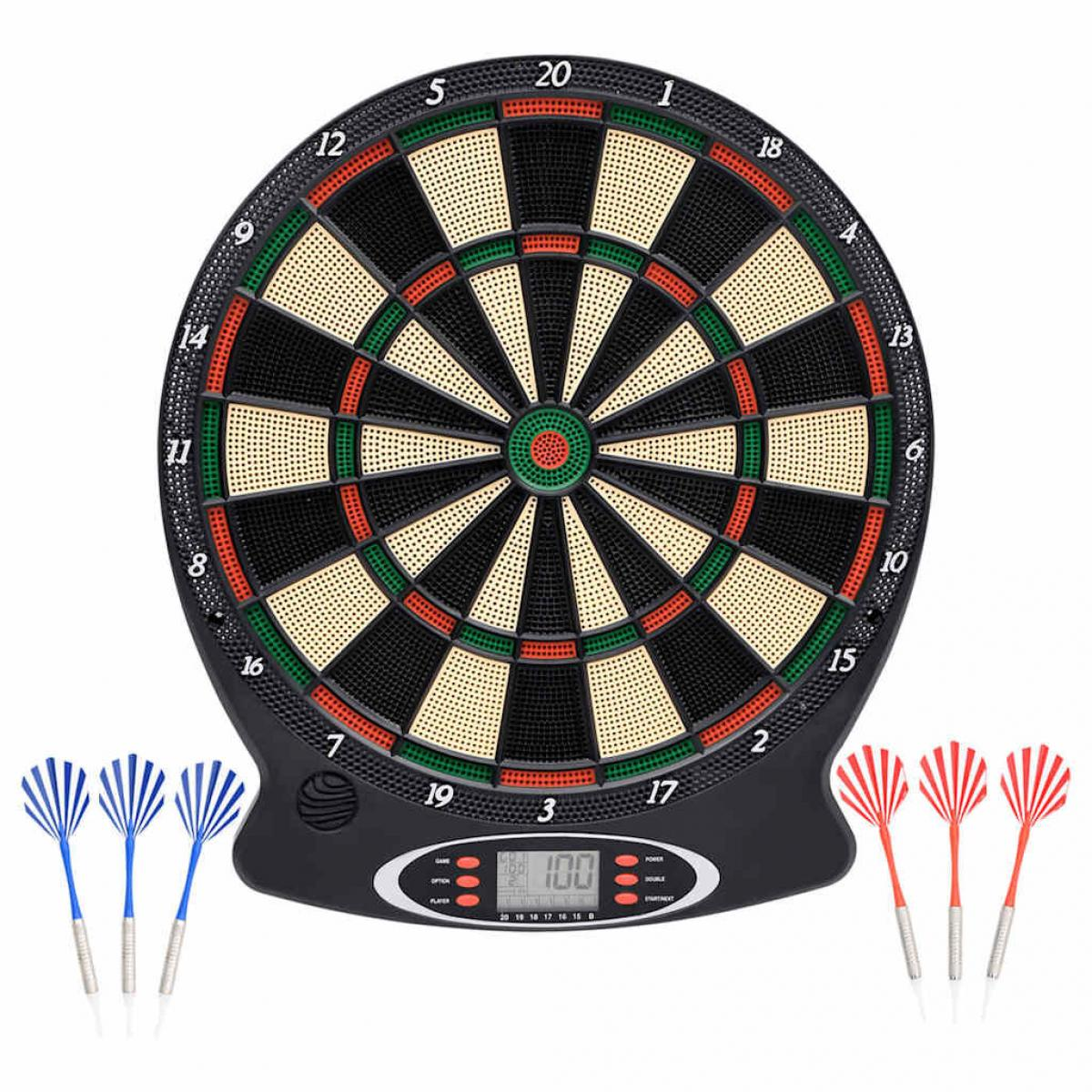 Eine Dartscheibe mit Zahlen und Sektionen, mit Darts in Blau und Rot darum angeordnet. Das Board hat eine Digitalanzeige.