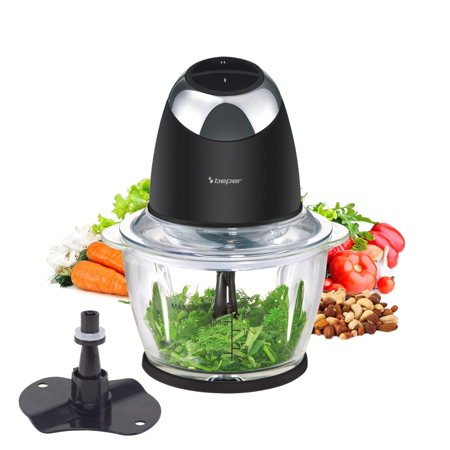 Un robot da cucina con verdure e noci intorno. Il processore è nero e argento, con una ciotola di vetro contenente erbe.