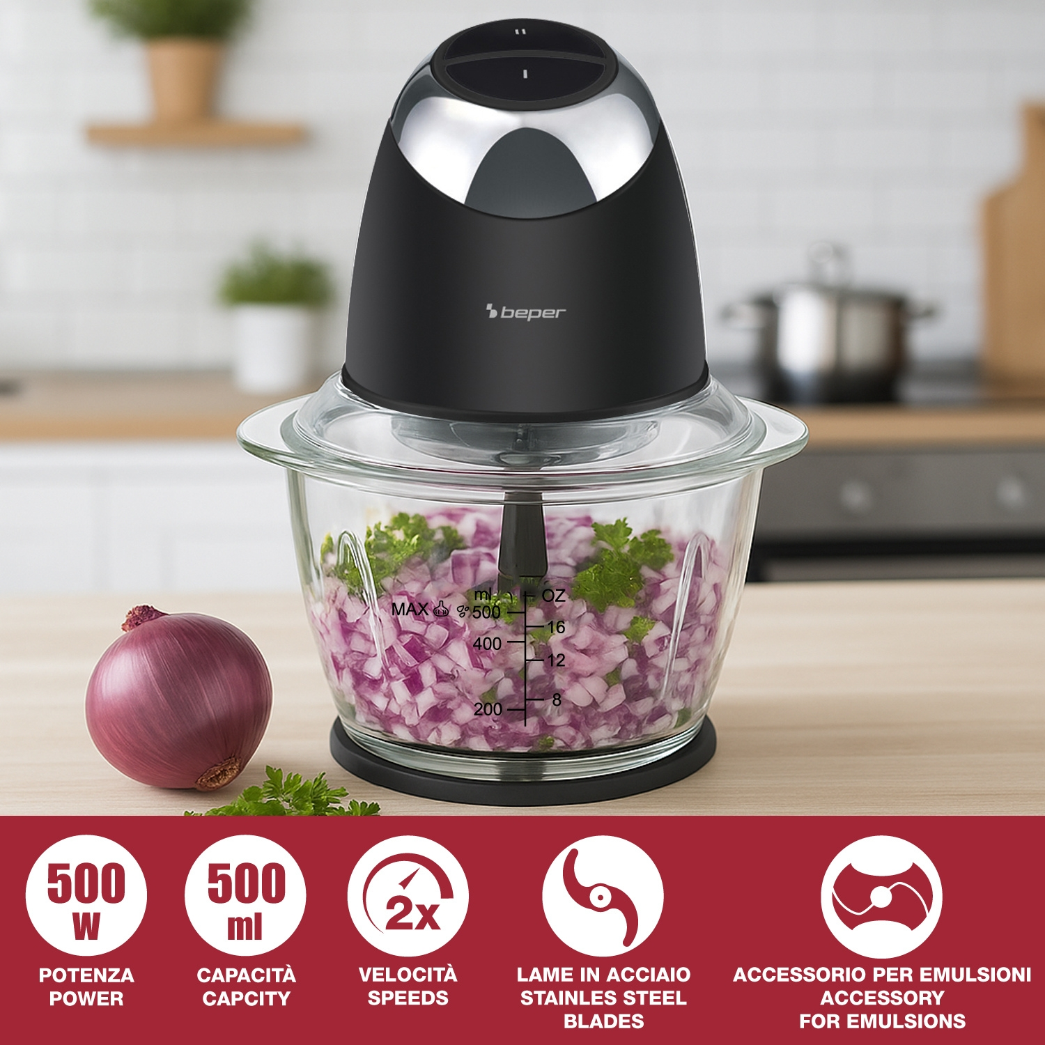 Un robot da cucina con una ciotola di vetro contenente cipolla rossa tritata. Una cipolla rossa intera accanto. Dettagli su potenza, capacità e lame.