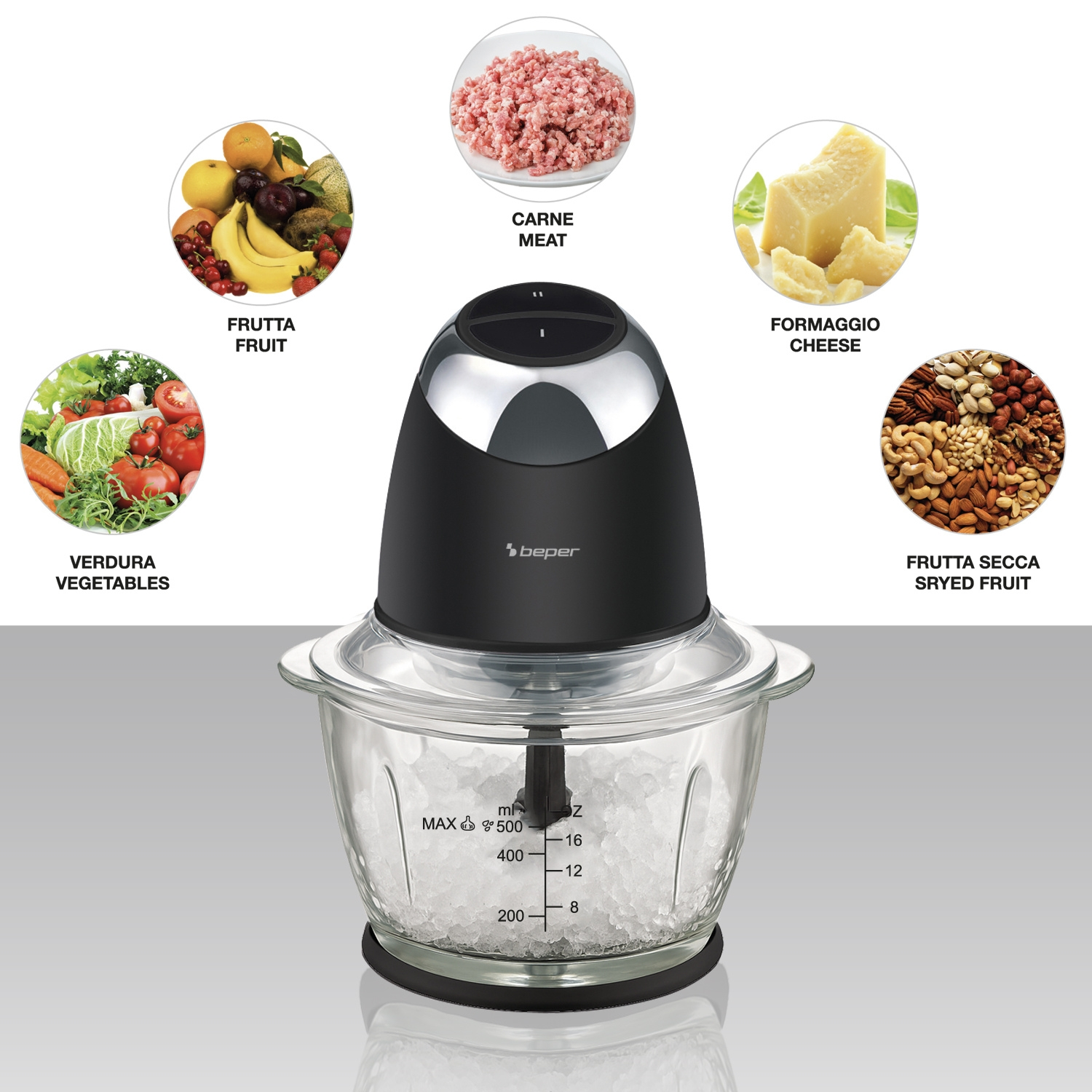 Un robot da cucina con vari ingredienti intorno: frutta, verdura, carne, formaggio e frutta secca. Il robot è nero e di vetro.