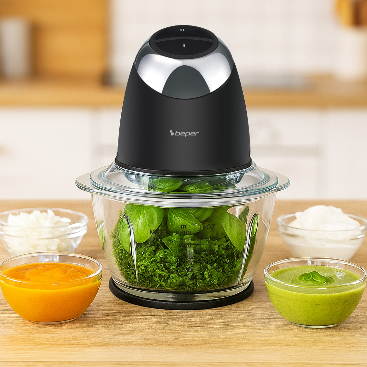 Un robot da cucina con una ciotola di vetro piena di erbe, circondata da ciotole di ingredienti e salse su una superficie di legno.