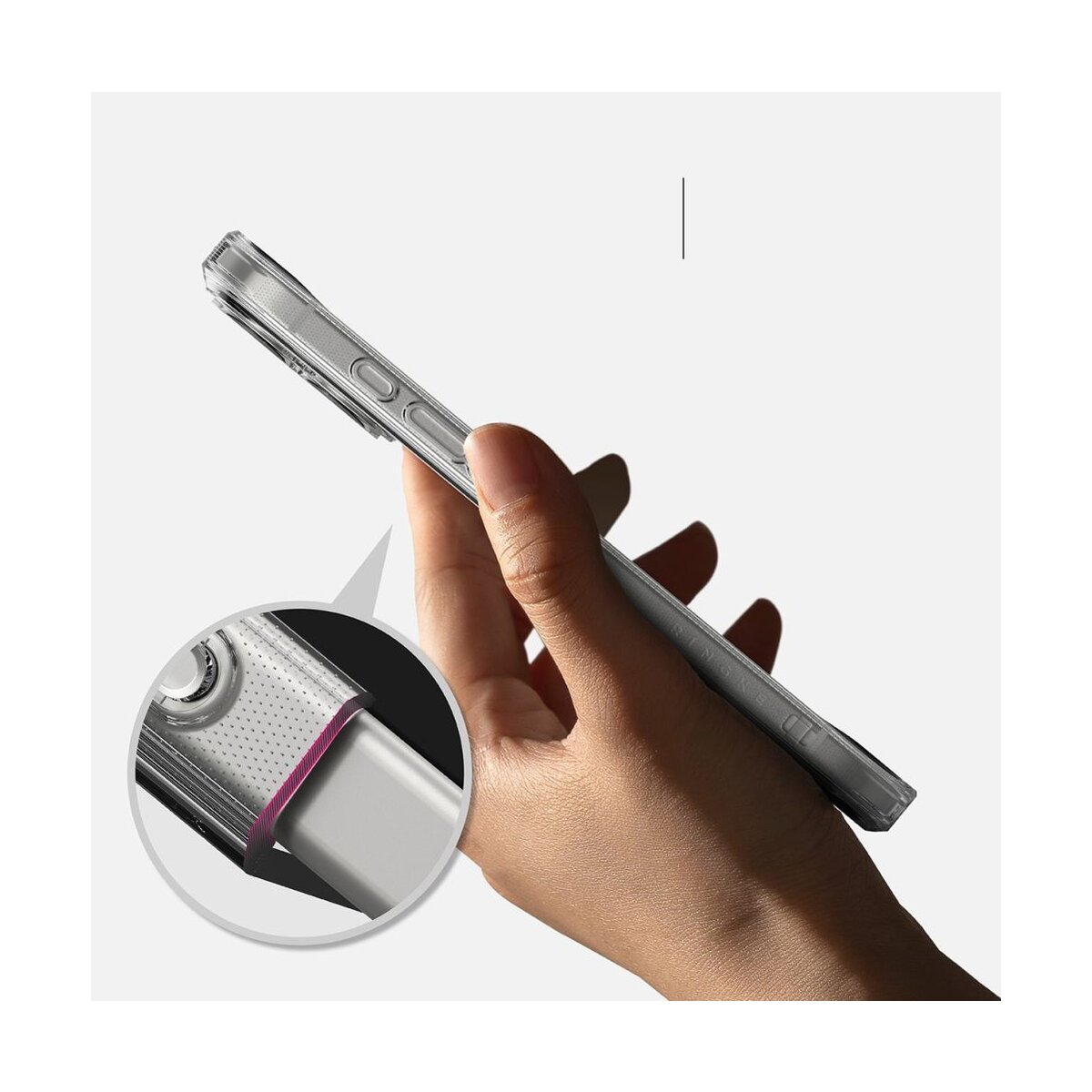 Eine Hand hält eine transparente Handyhülle. Eine vergrößerte Ansicht zeigt Details, einschließlich eines pinken Akzents.
