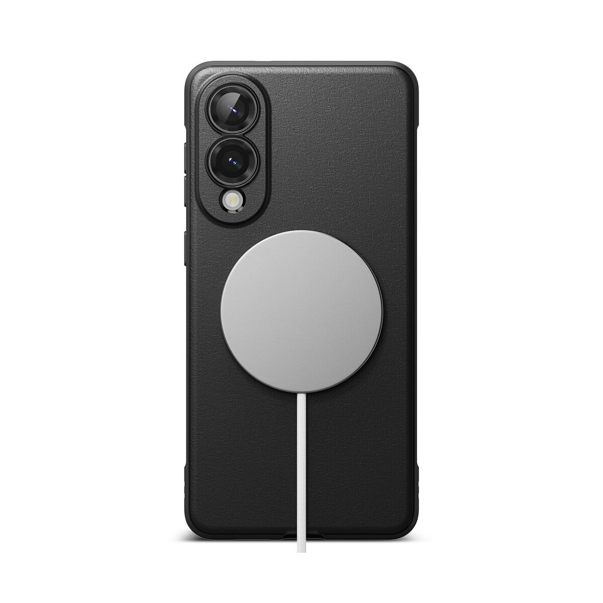 Eine schwarze Handyhülle mit einem silbernen Ladepad. Das Telefon hat drei Kameralinsen. Ein weißes Kabel geht vom Pad aus.
