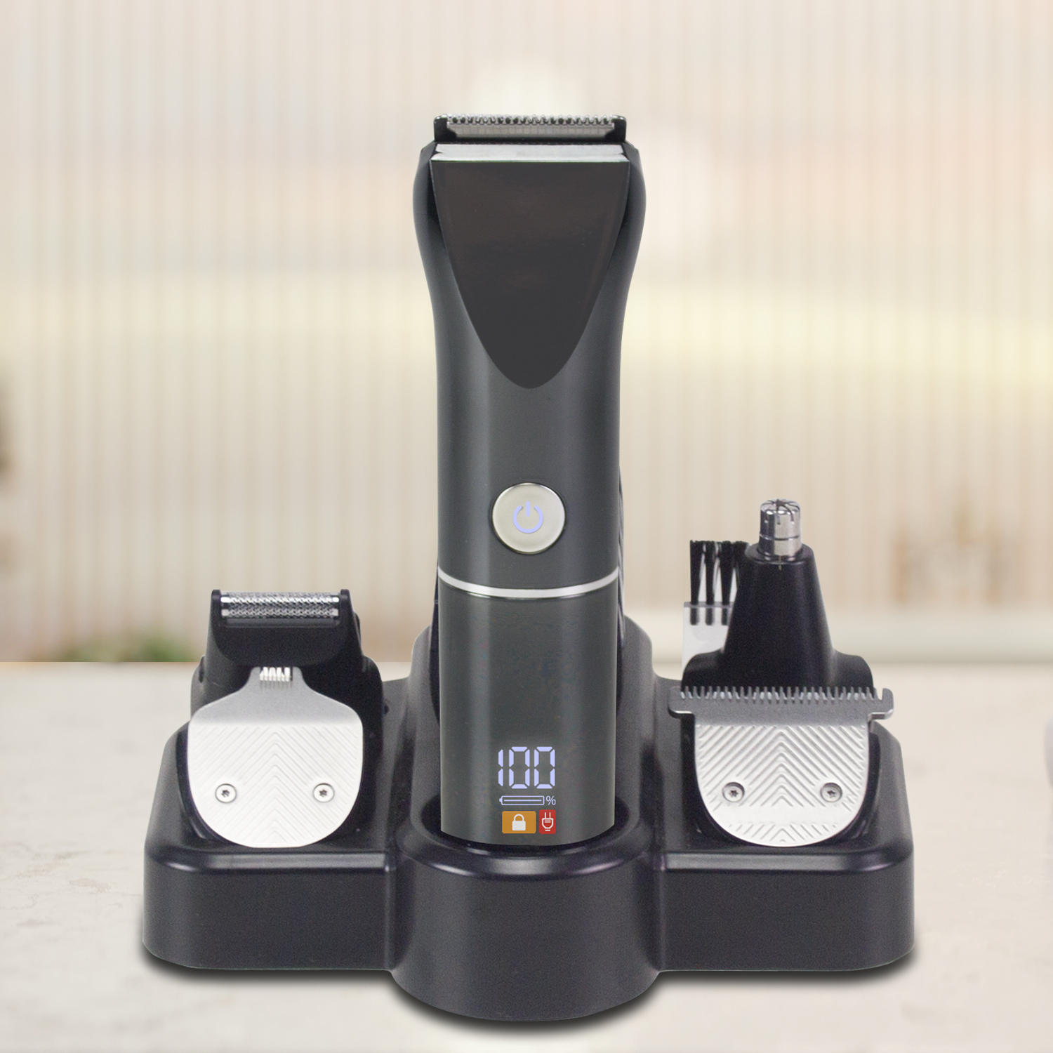 Un rasoio elettrico nero con molteplici accessori su una base di ricarica. Il display mostra la durata della batteria. Lo sfondo è sfocato.