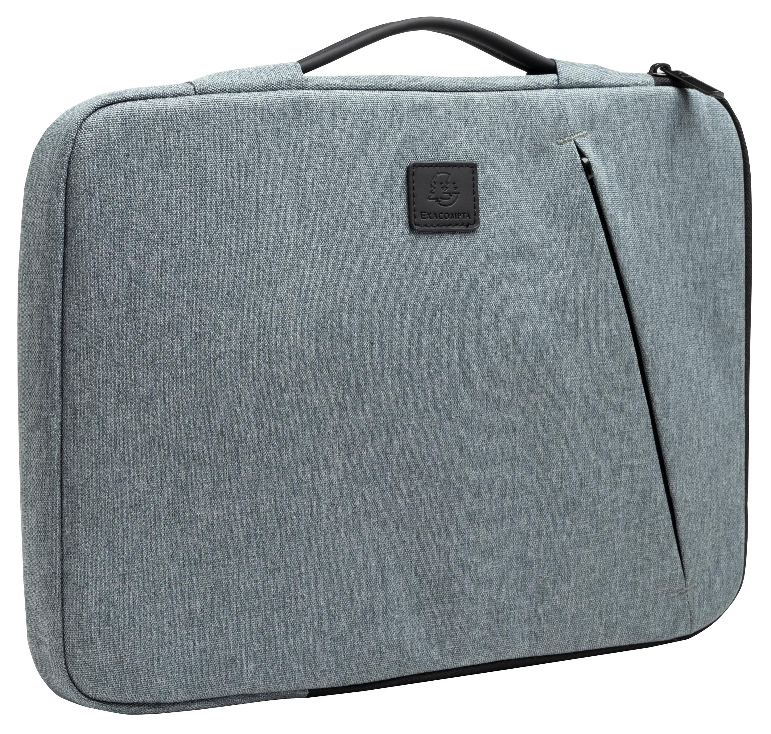 Una ventiquattrore in tessuto grigio con manico, cerniera e logo neri. La borsa ha una tasca frontale diagonale.