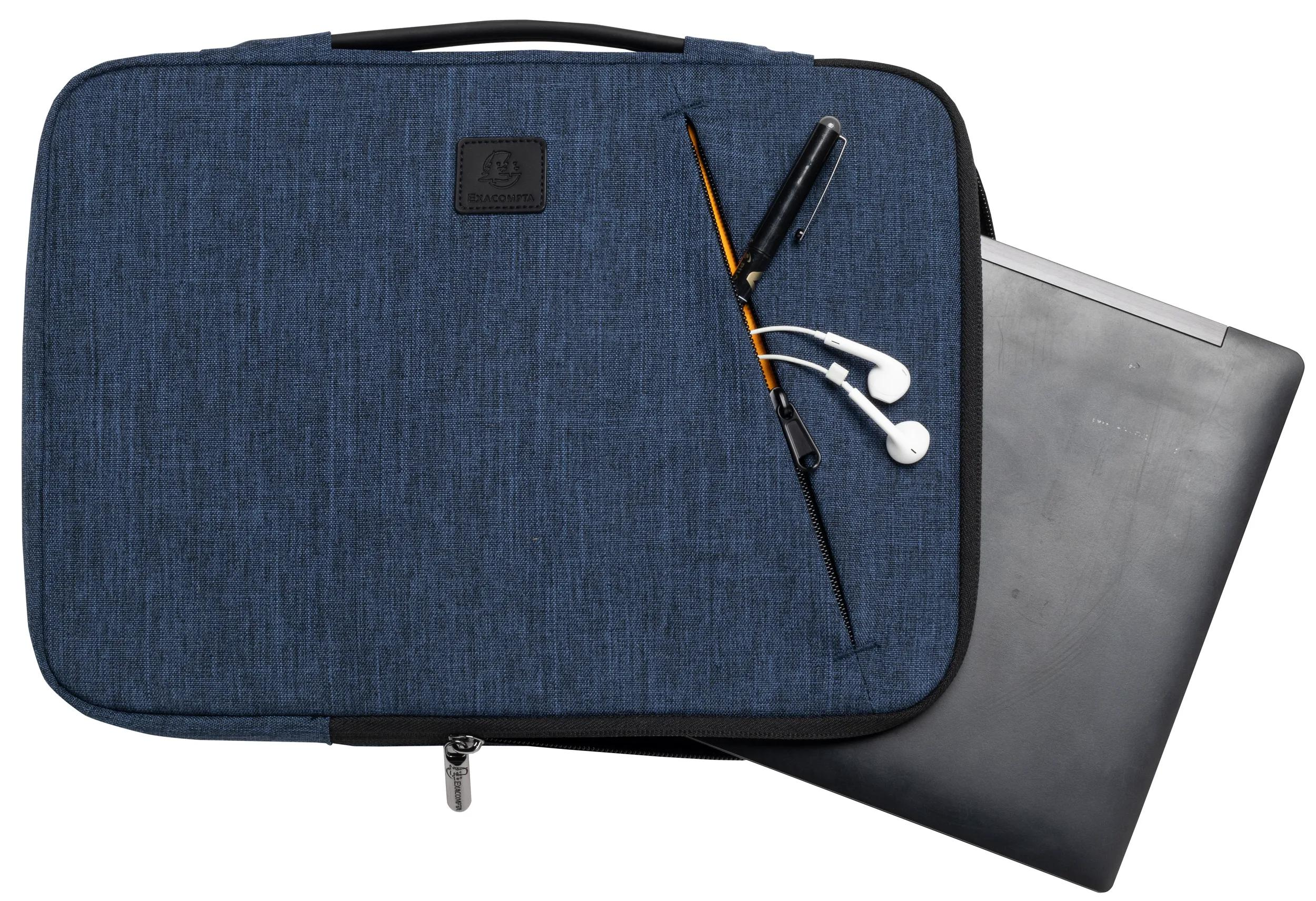 Borsa blu per laptop con penna, auricolari e laptop. La cerniera è aperta. Un logo è visibile sulla borsa.
