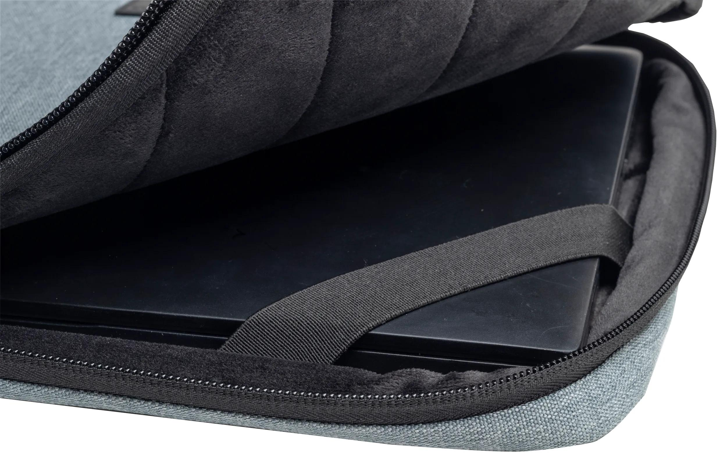 Un laptop all'interno di una custodia grigia. La custodia ha una cerniera nera e un cinturino nero.