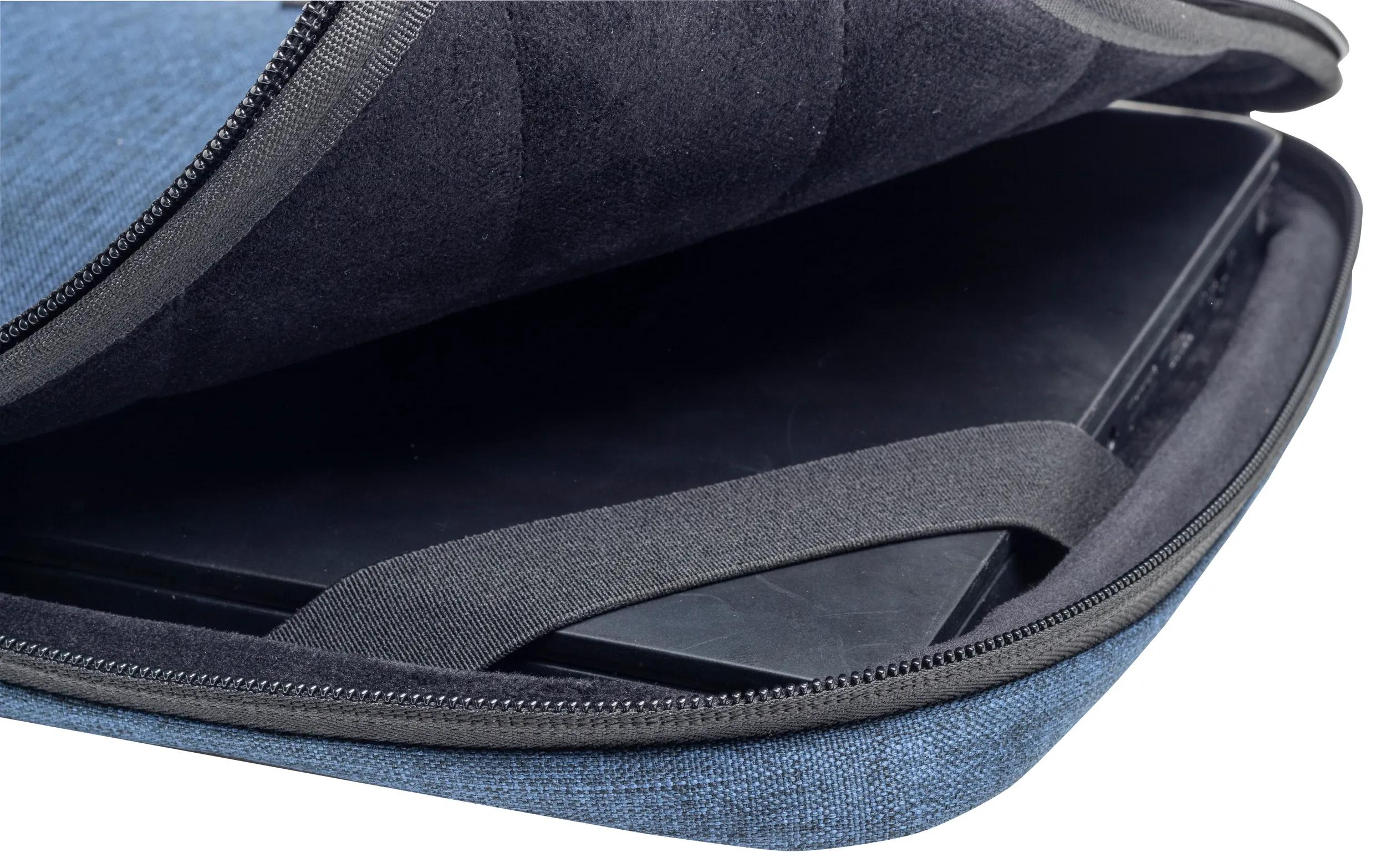 Laptop in una custodia blu, aperta. Interno nero, con cinturino nero. Cerniera sulla custodia.